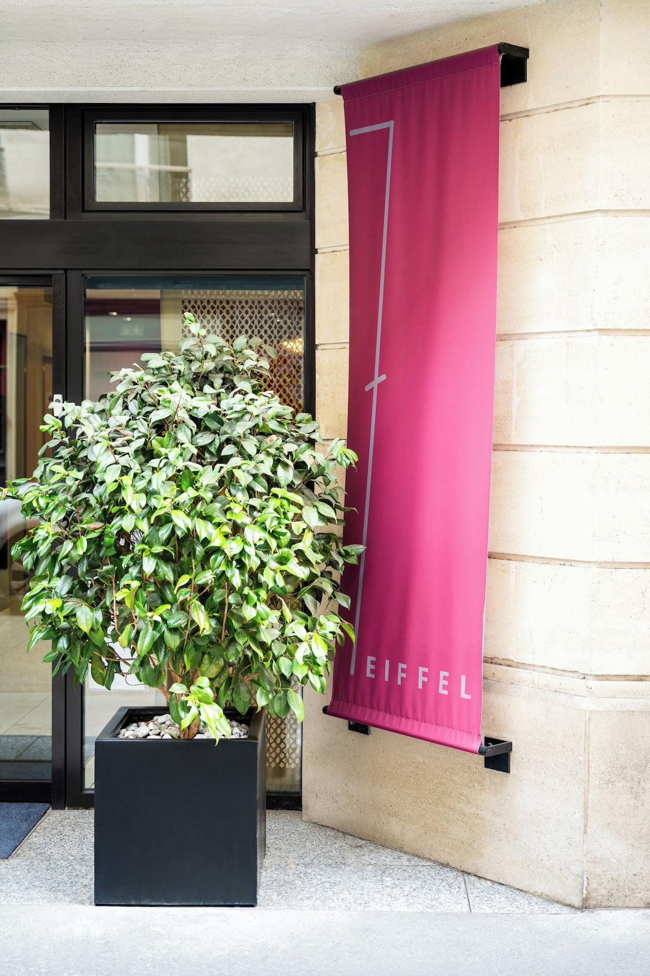 Vista Exterior 7 Eiffel by Malone