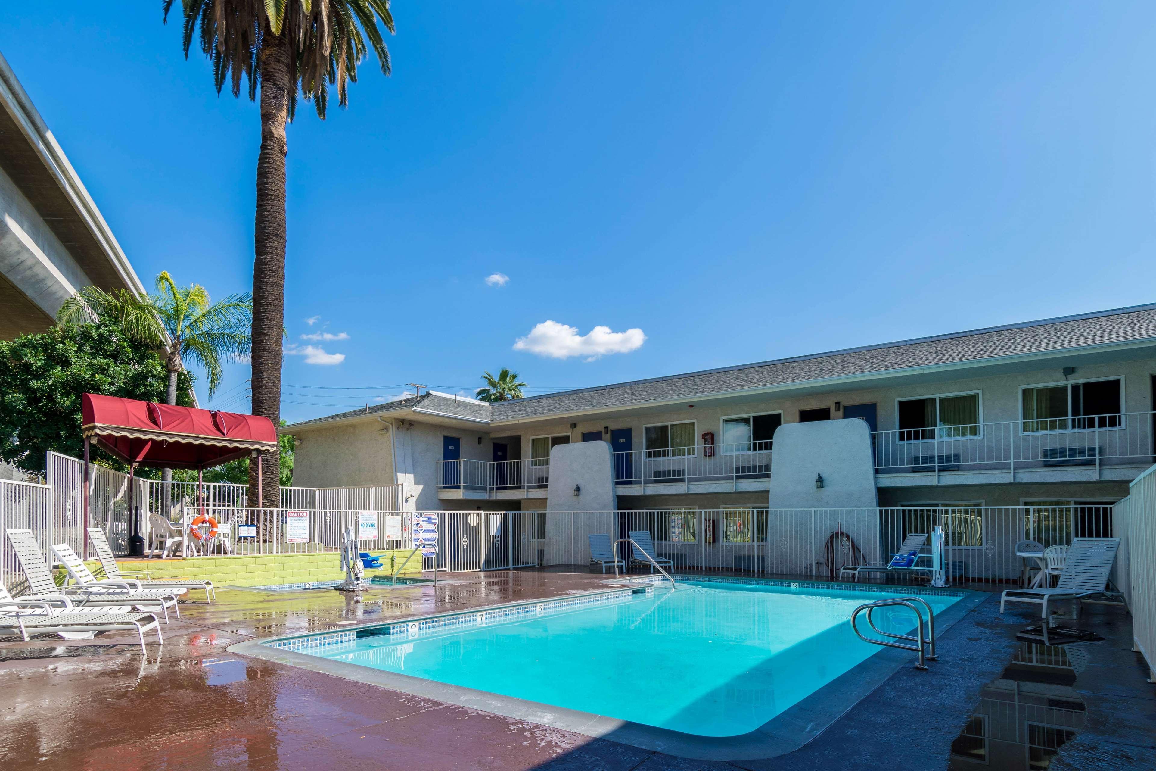 Vista Piscina Motel 6 Redlands, CA