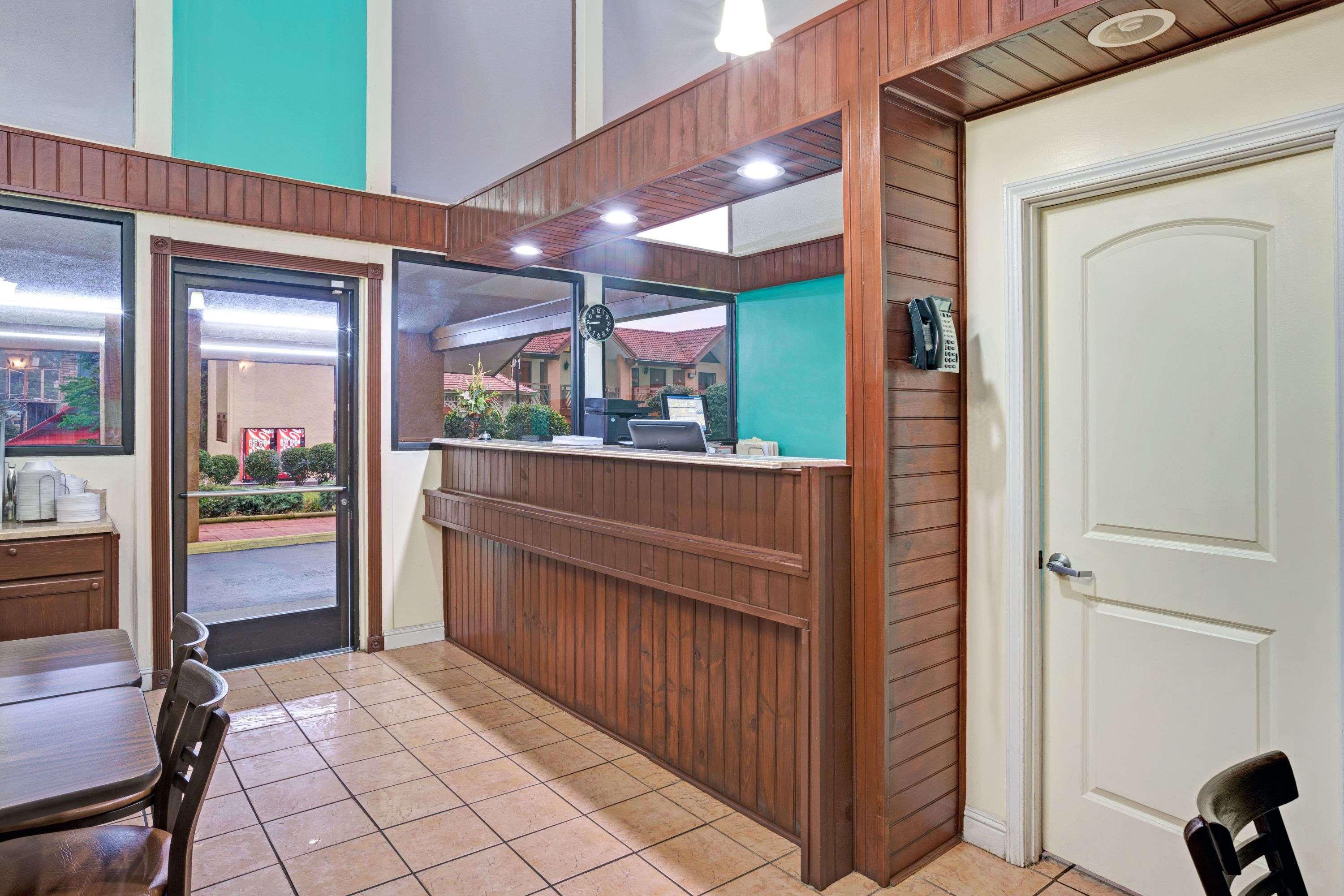 Vista Lobby Super 8 by Wyndham Downtown Gatlinburg at Convention Center