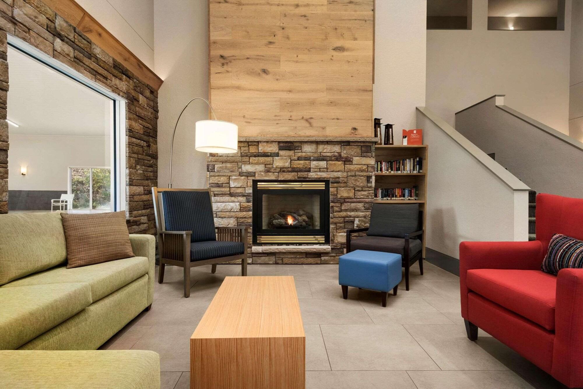 Vista Lobby Country Inn & Suites by Radisson, Platteville, WI