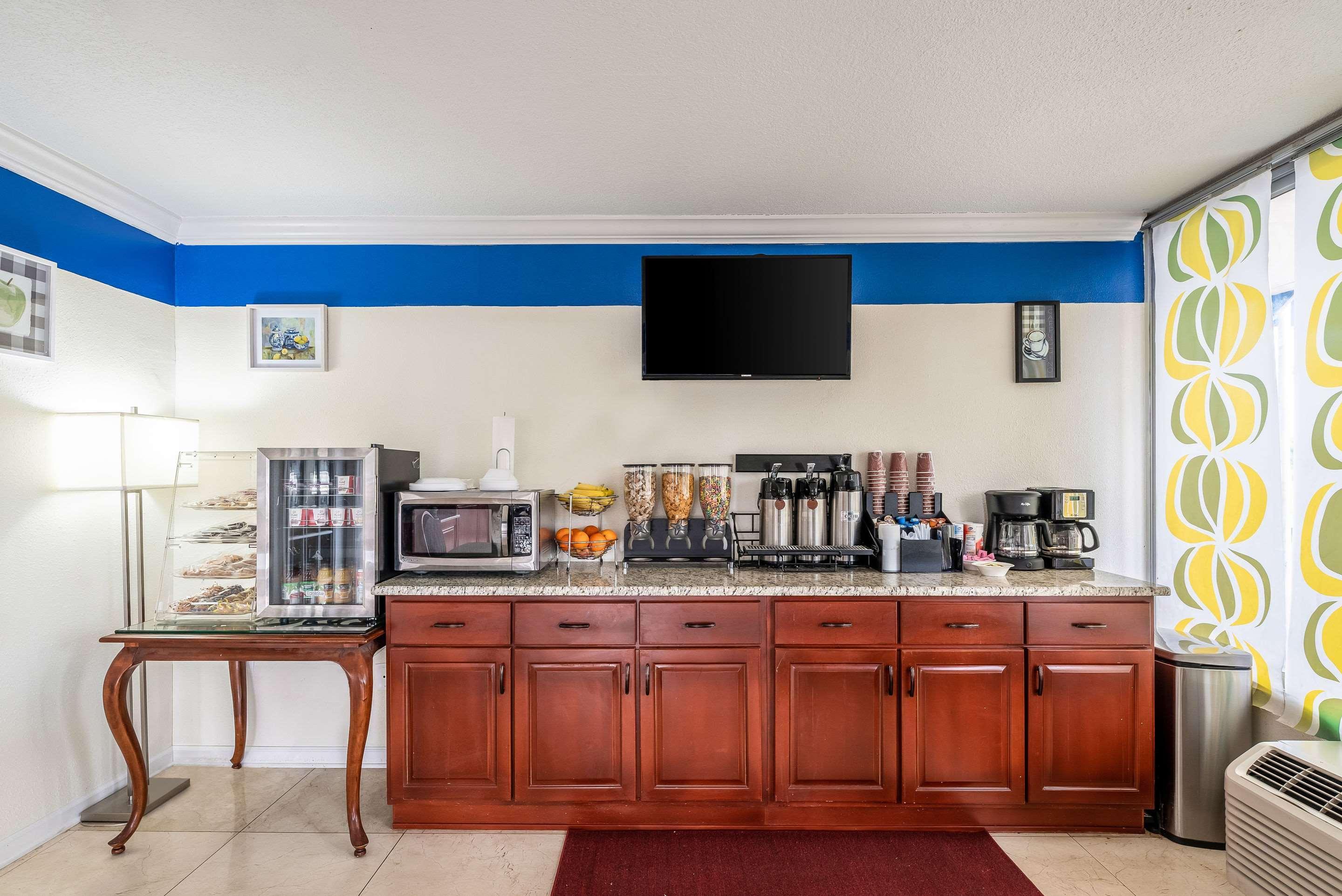 Restaurant Rodeway Inn Bushnell