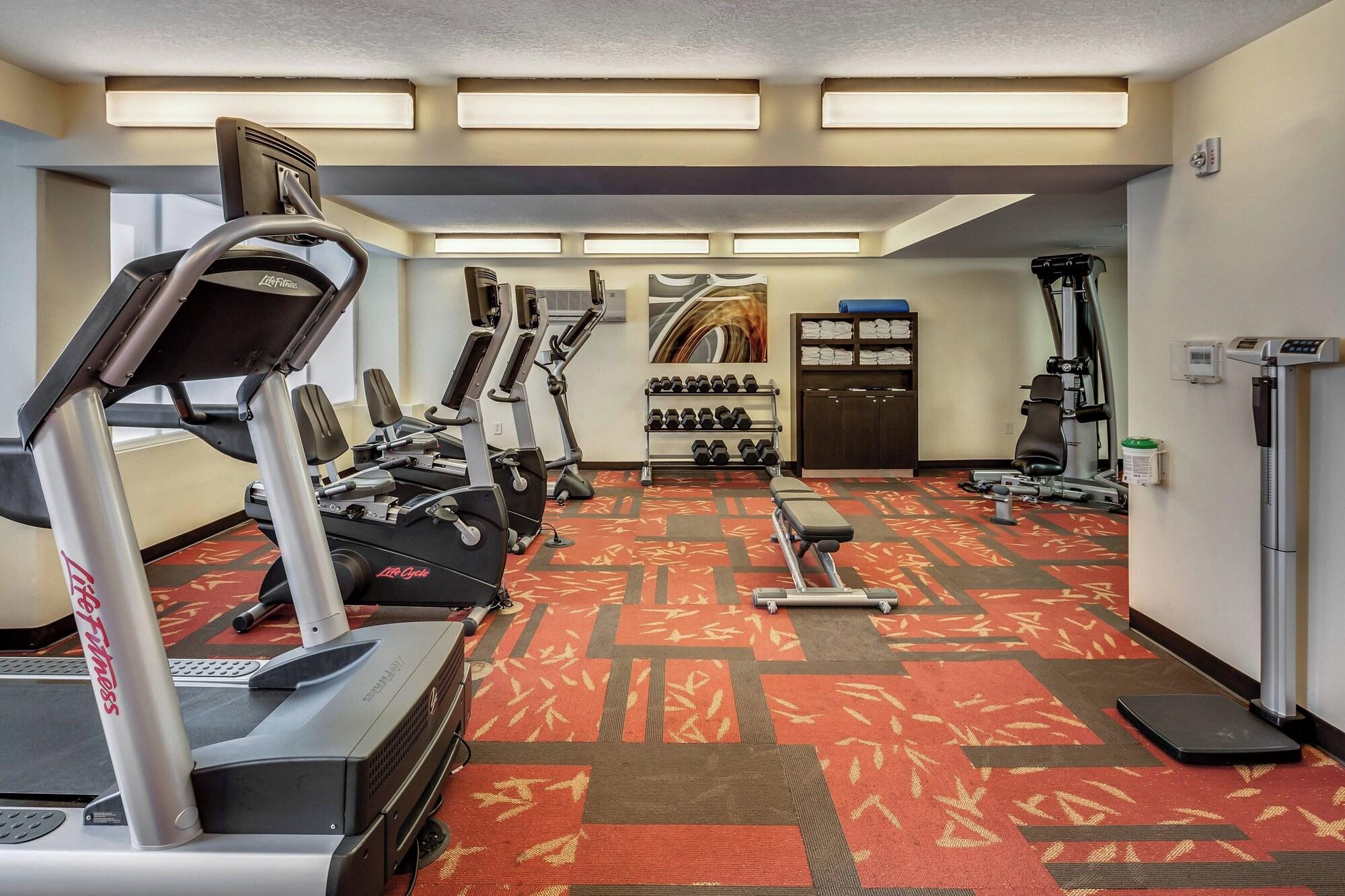 Gimnasio Courtyard by Marriott Jacksonville Beach Oceanfront