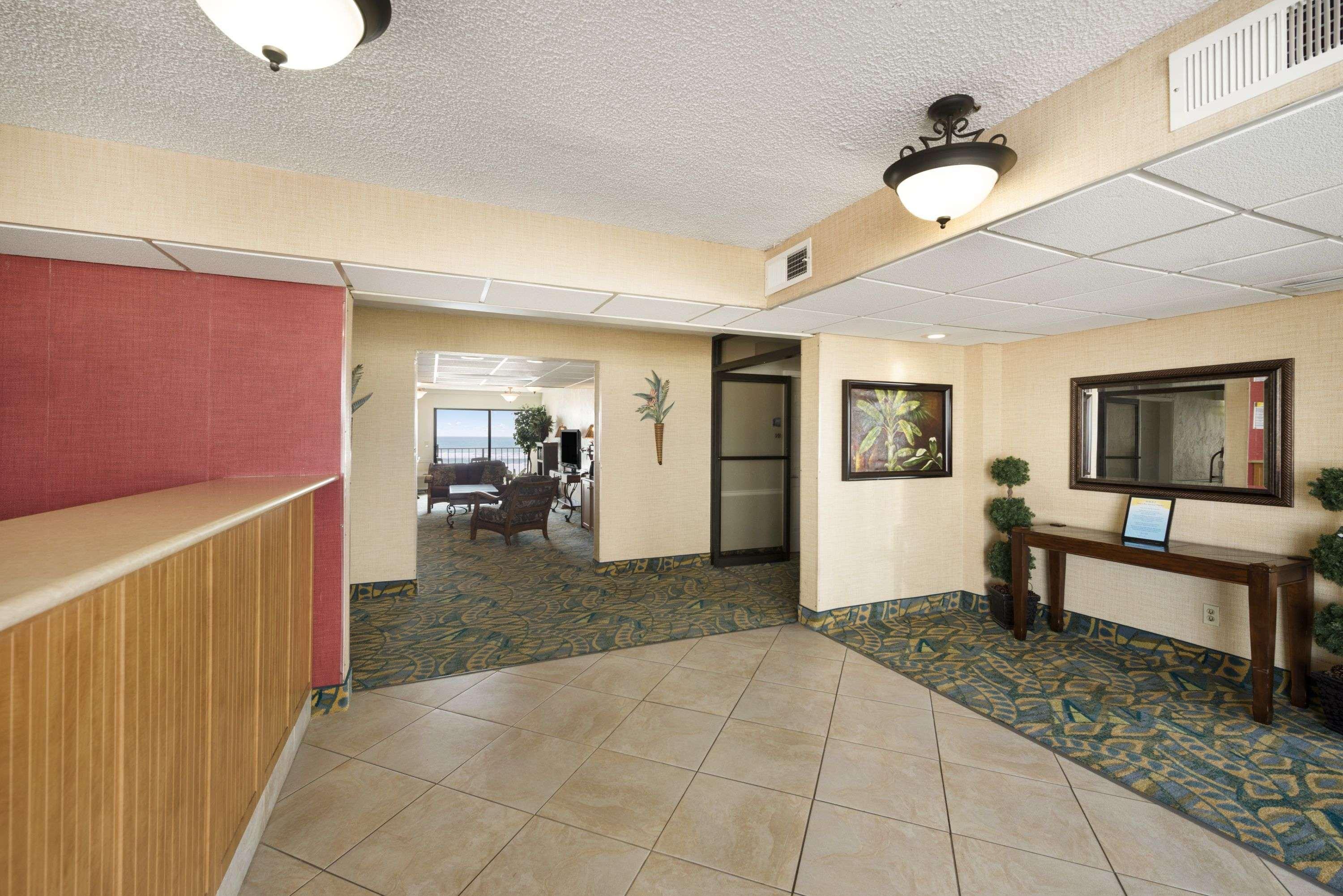 Vista Lobby Days Inn by Wyndham Daytona Oceanfront