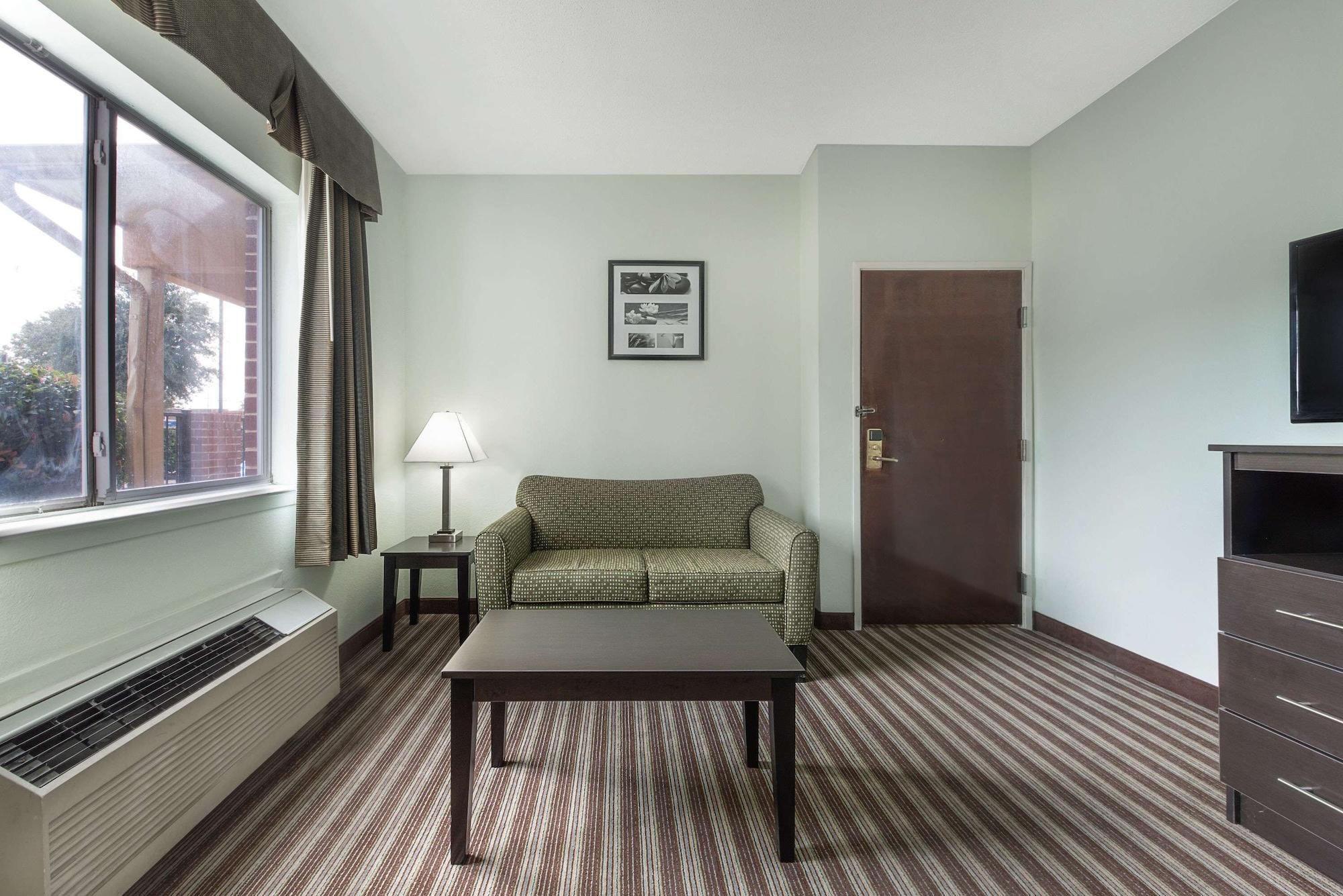 Habitación Days Inn & Suites by Wyndham Dallas