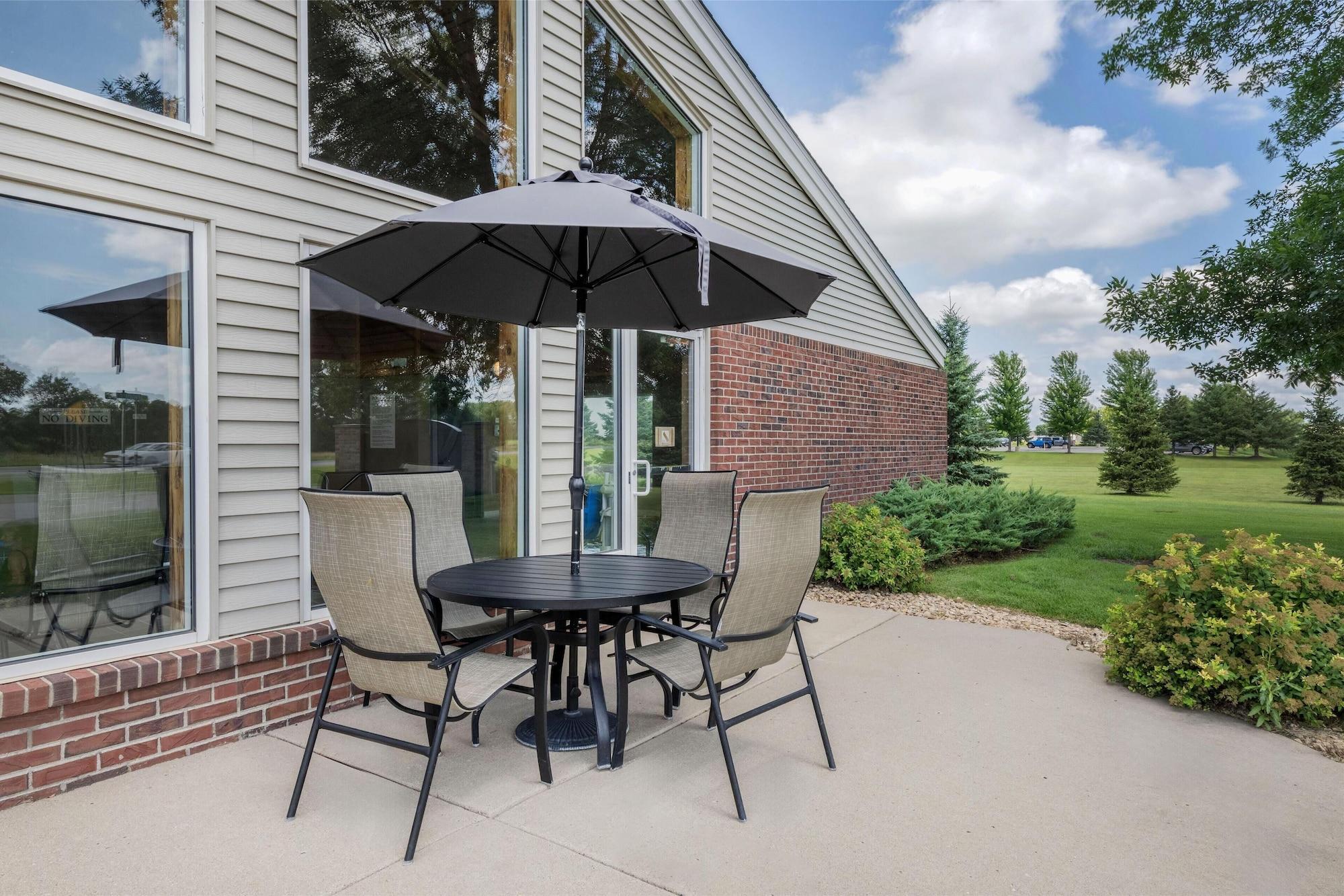 Vista Exterior SureStay Plus Hotel by Best Western Litchfield