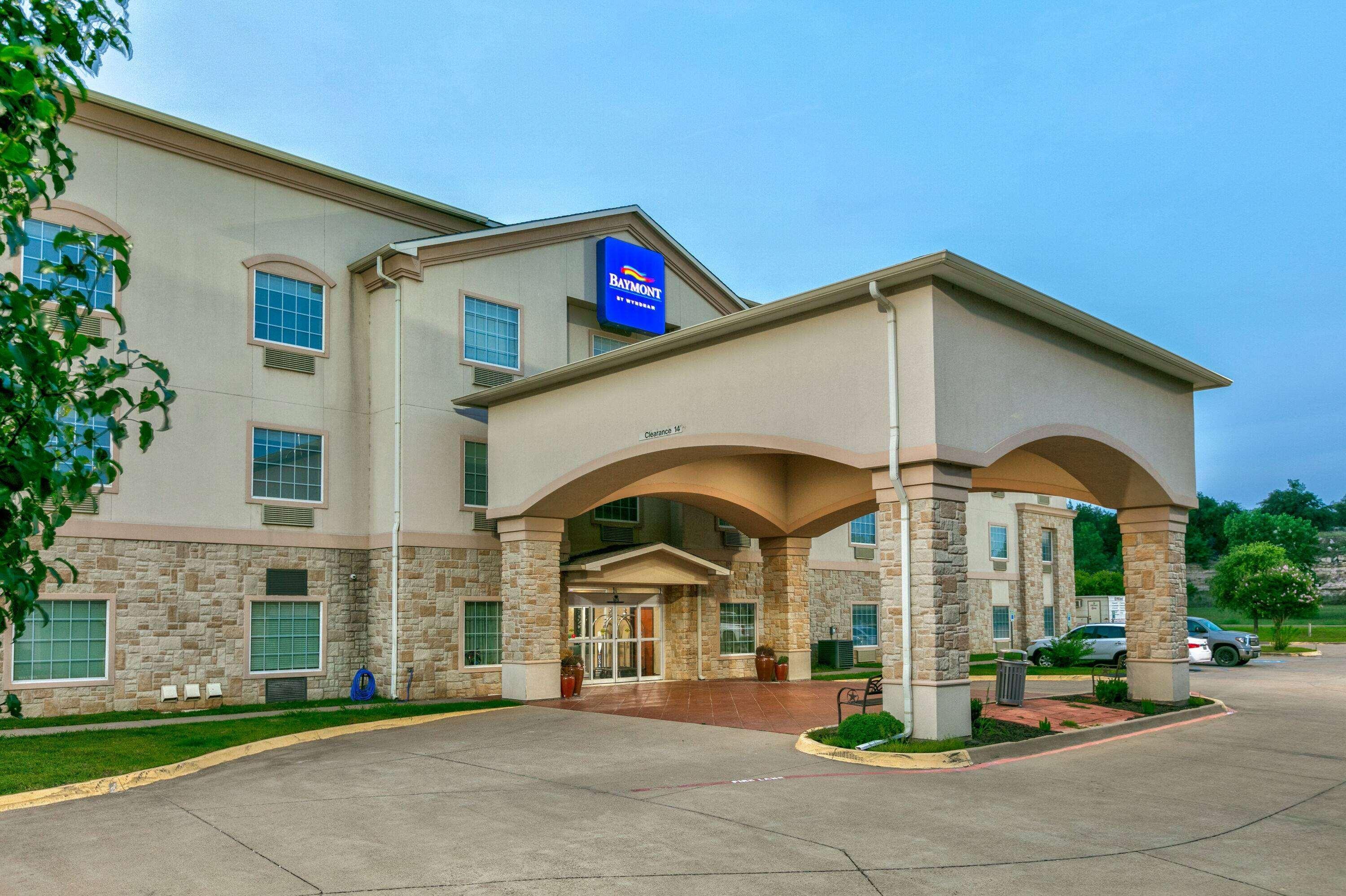 Vista Exterior Baymont Inn & Suites by Wyndham Glen Rose