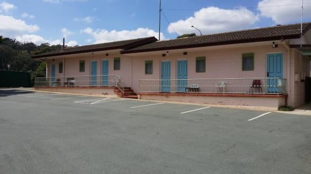 Varios Rainbow Motel