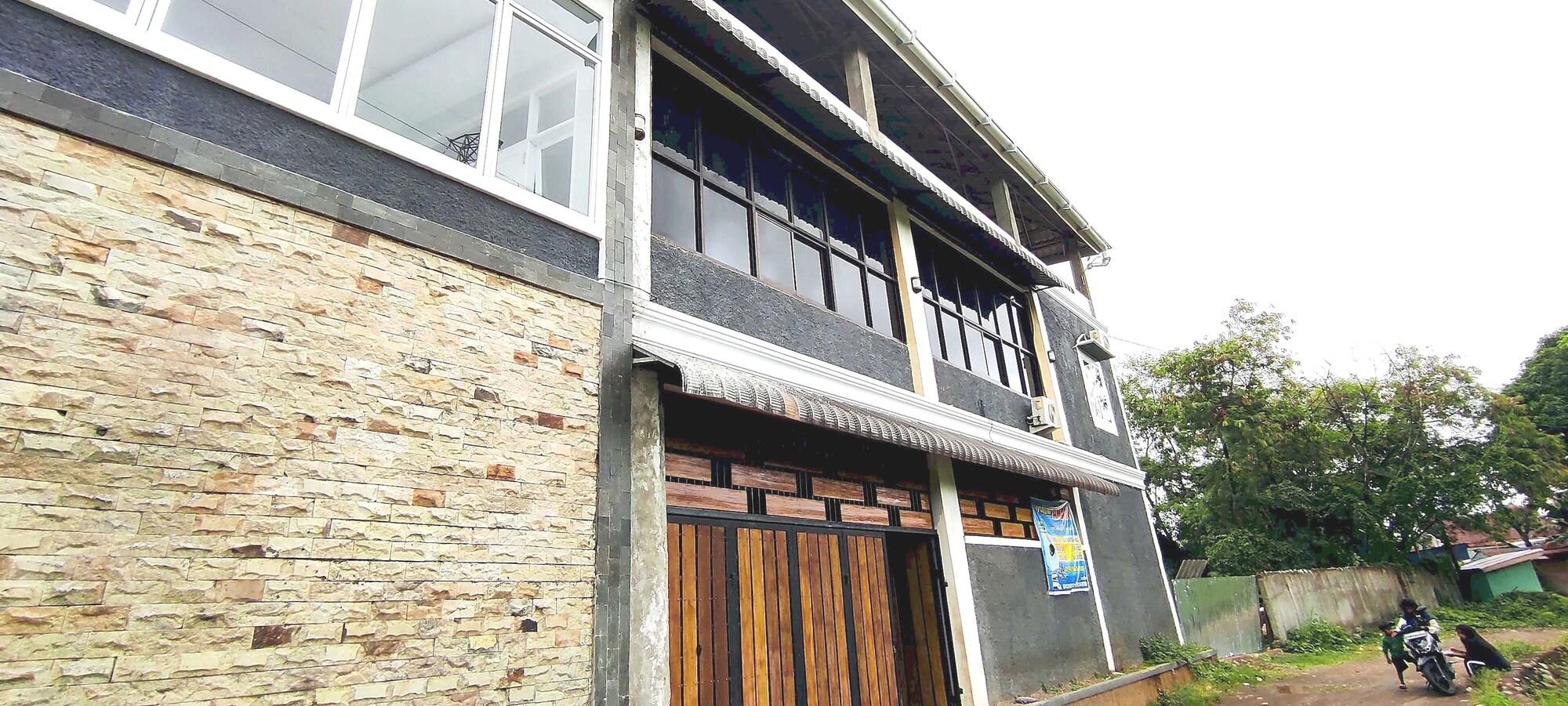 Varios Hotel O Wisma Alam Syariah Near PLN GARDU INDUK MAMUJU