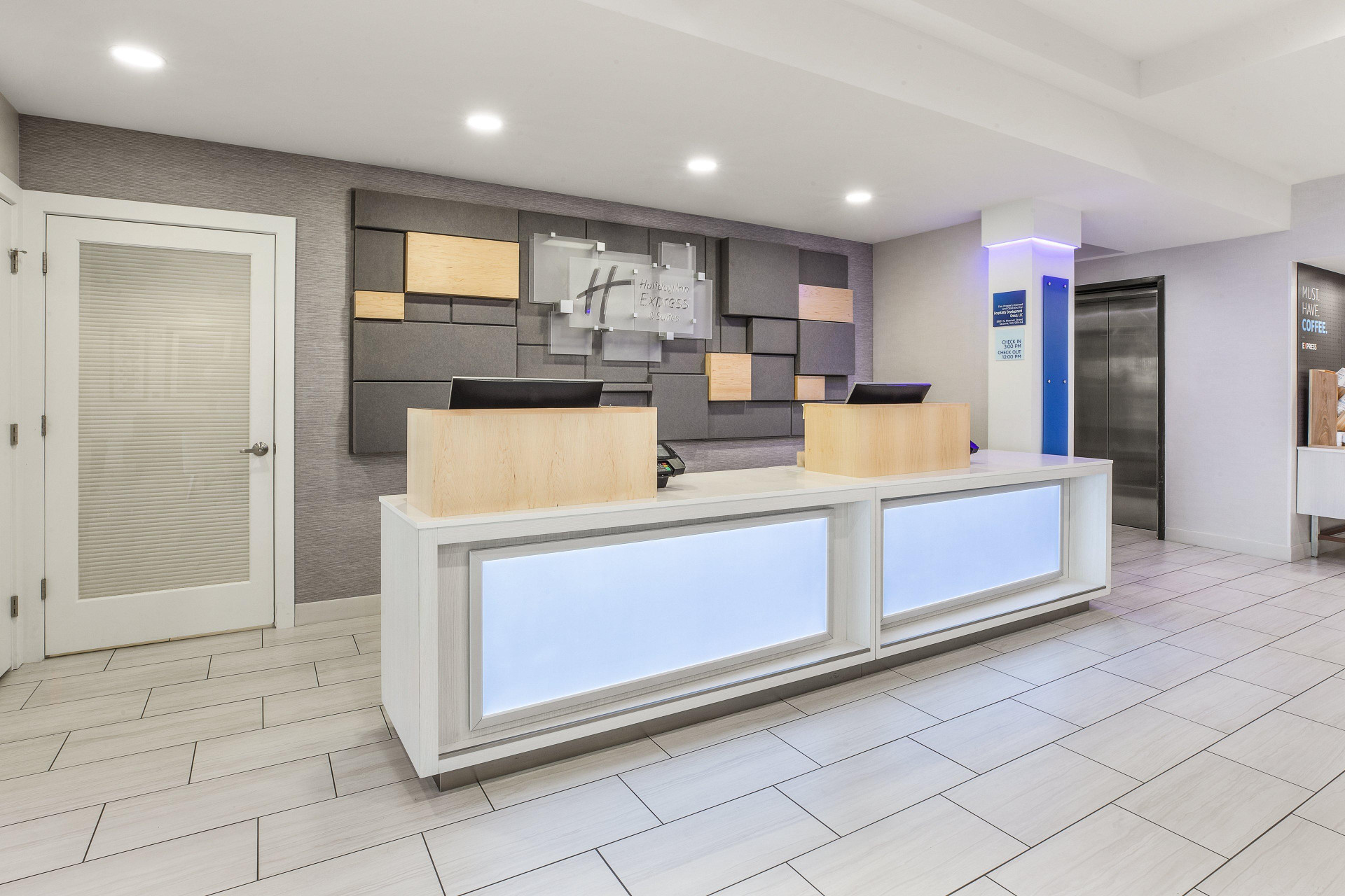 Vista Lobby Holiday Inn Express & Suites Tacoma by IHG