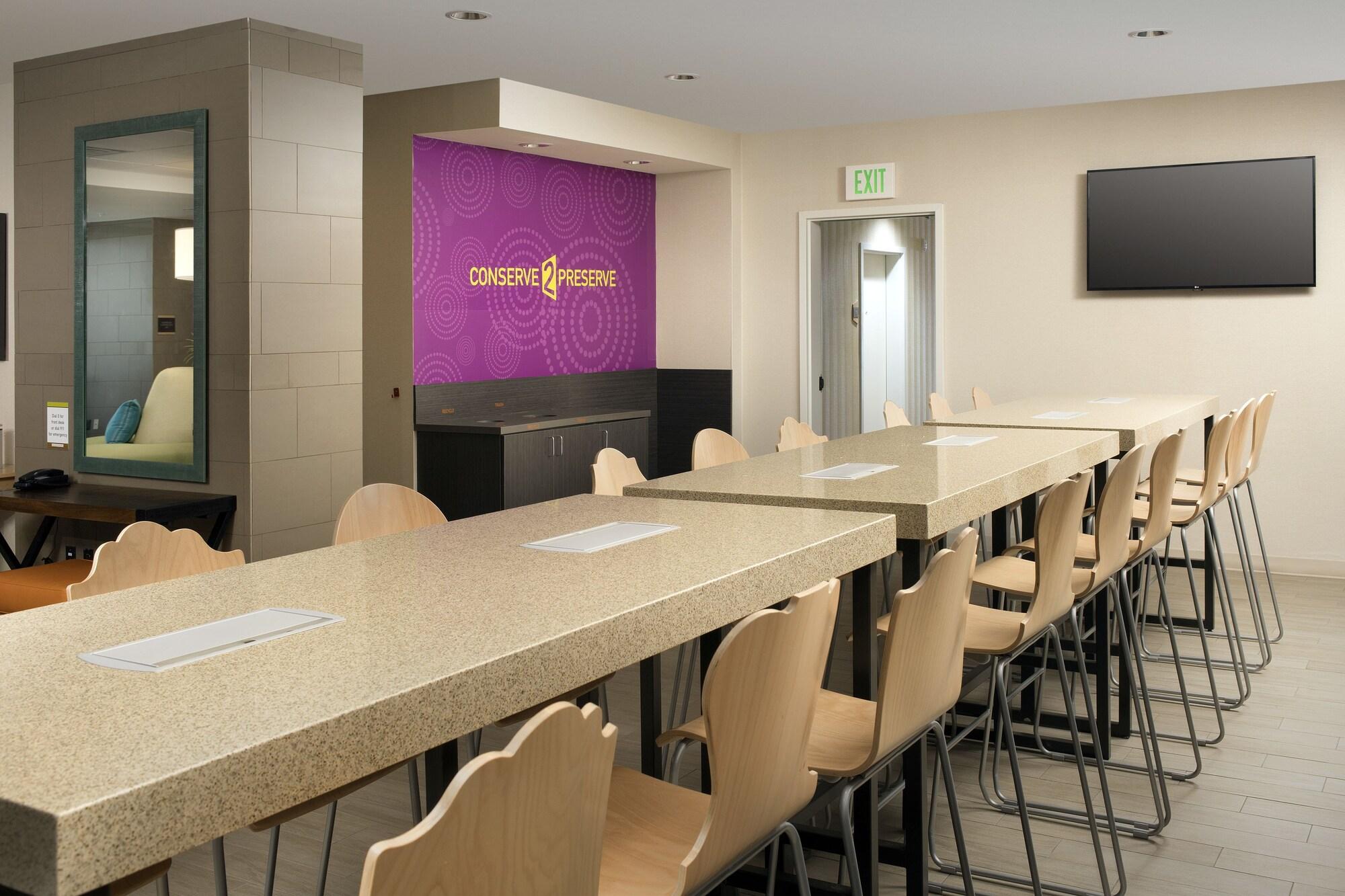 Restaurant Home2 Suites by Hilton Denver International Airport