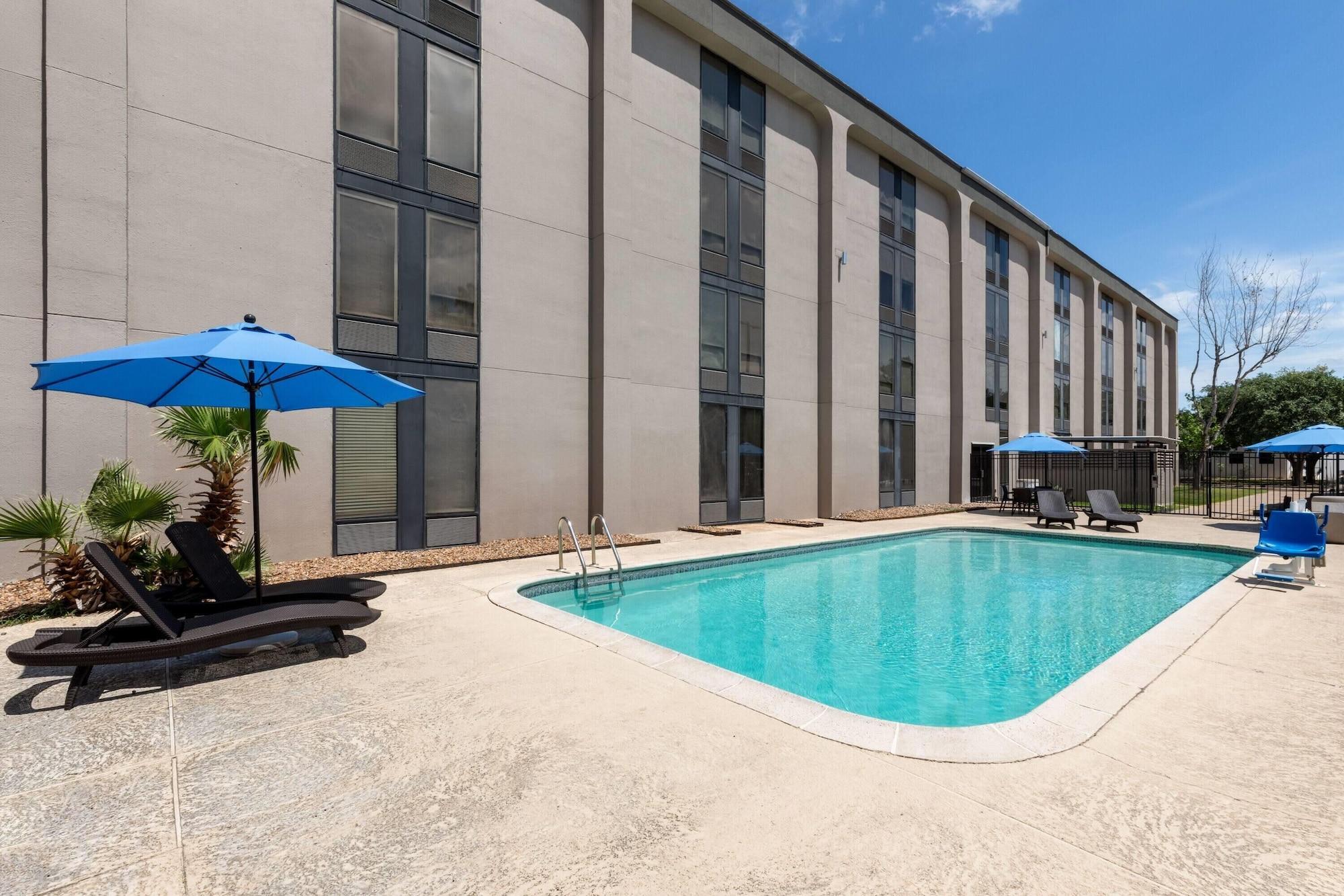 Vista Piscina La Quinta Inn & Suites by Wyndham Houston Stafford Sugarland