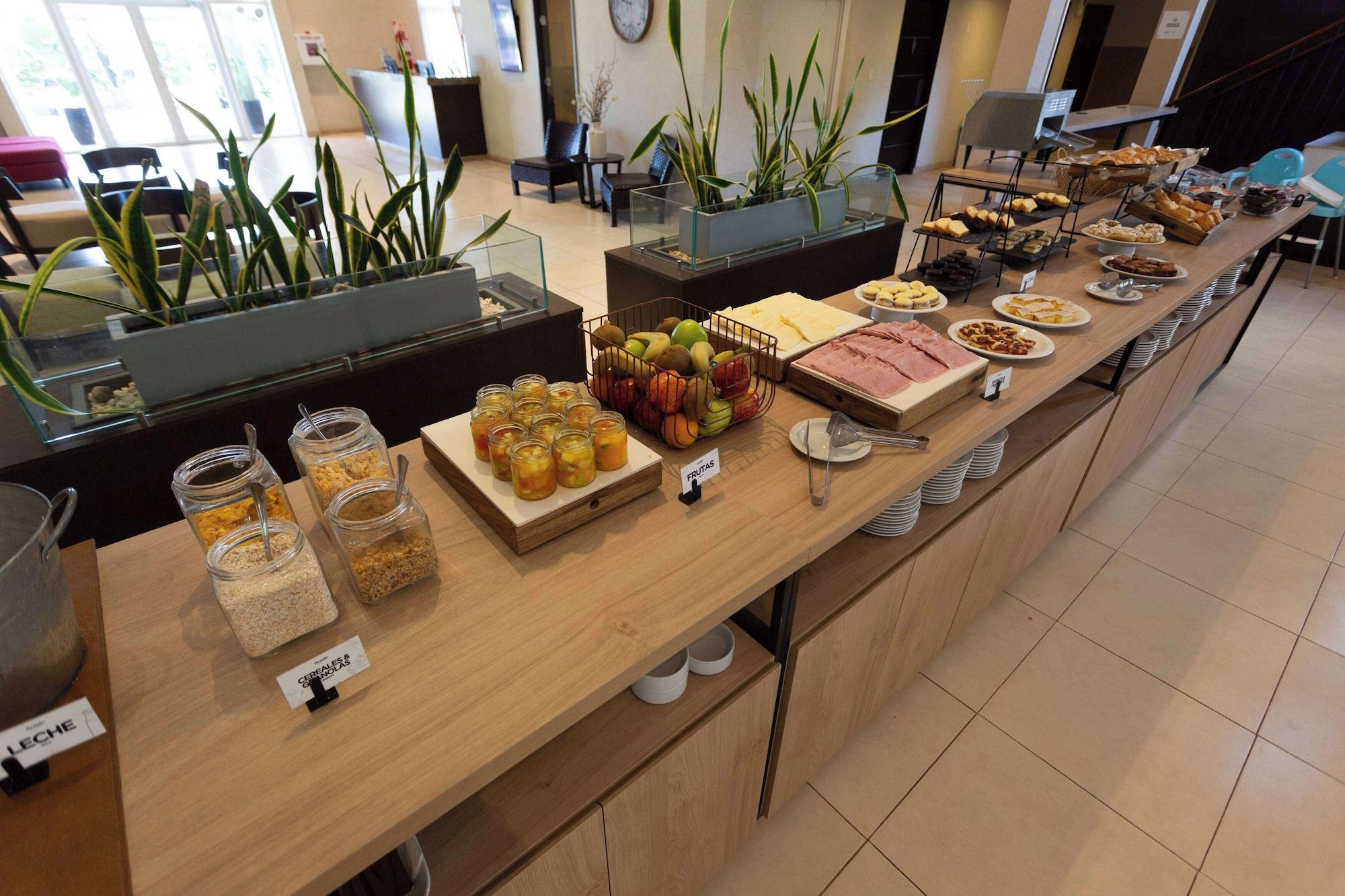 Restaurant Howard Johnson by Wyndham Funes