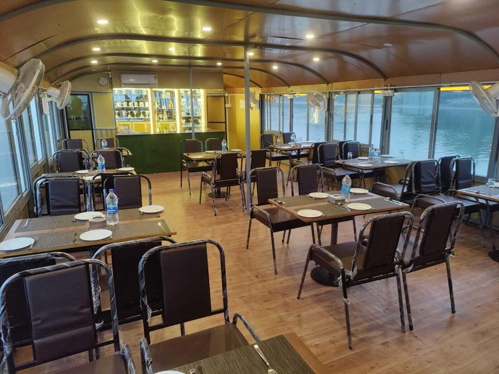 Restaurant Seascape Floating Paradise