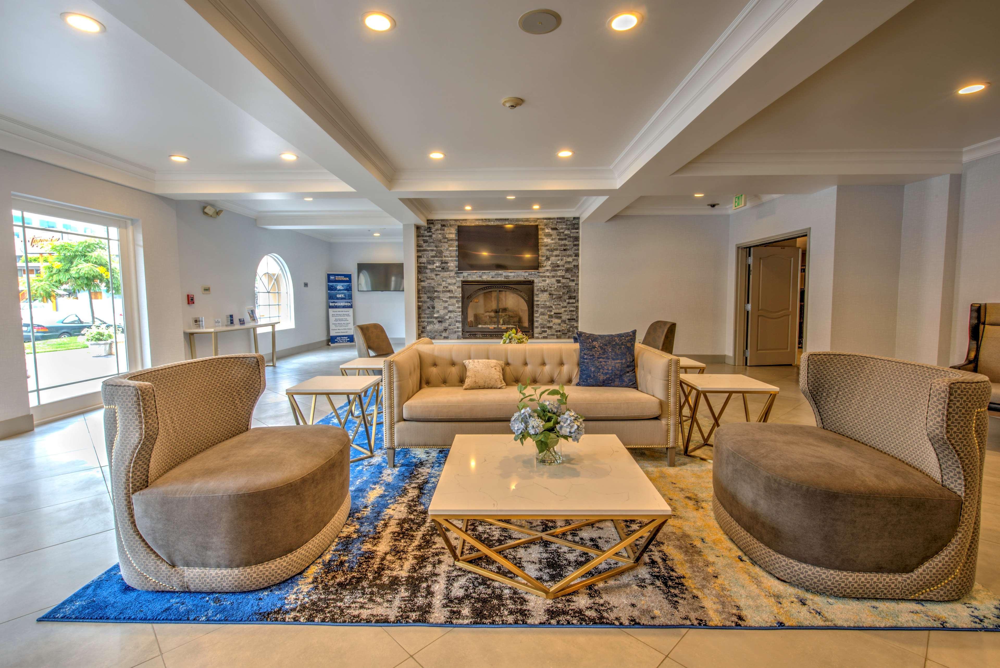 Vista Lobby Best Western Plus Media Center Inn & Suites