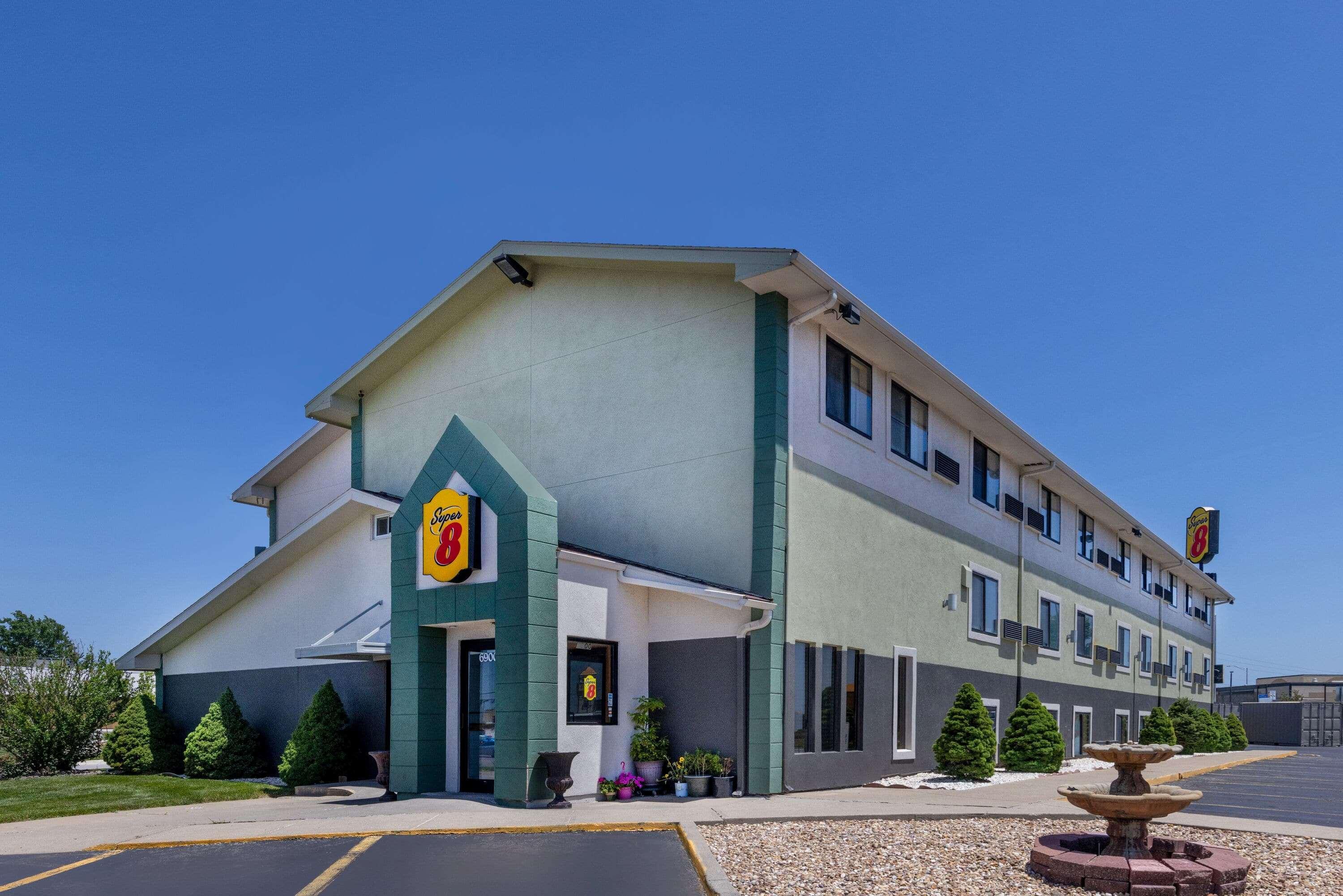 Varios Super 8 by Wyndham Kansas City at Barry Road/Airport