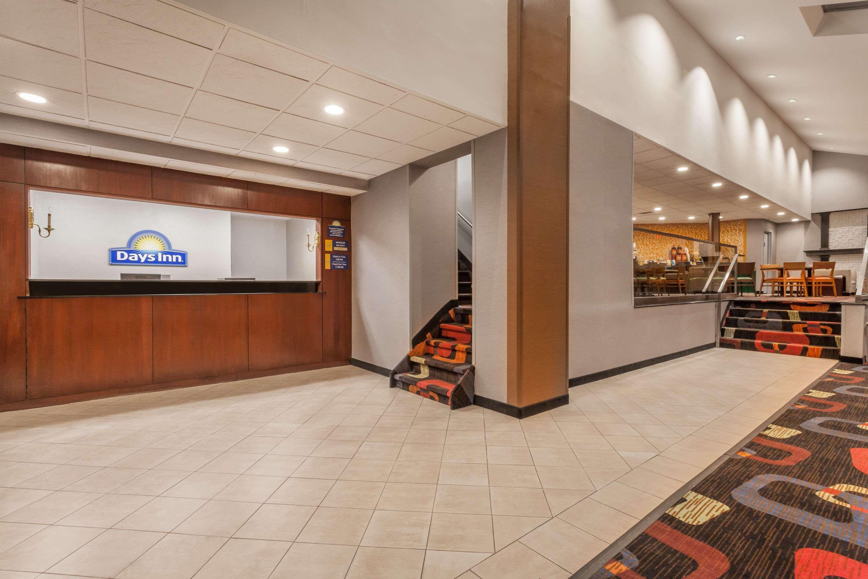 Vista Lobby Days Inn by Wyndham Woodbury Long Island
