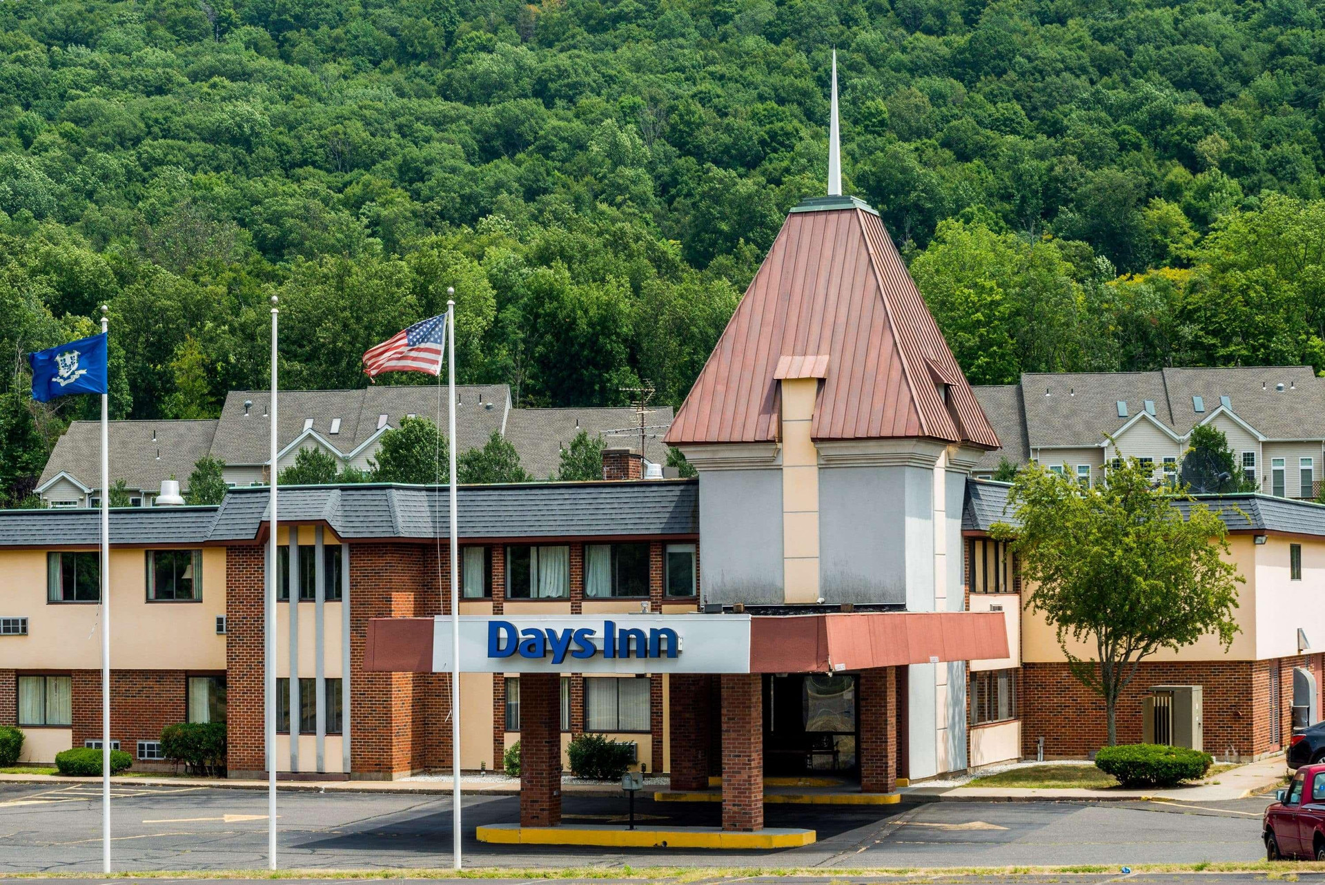 Vista Exterior Days Inn by Wyndham Berlin Meriden