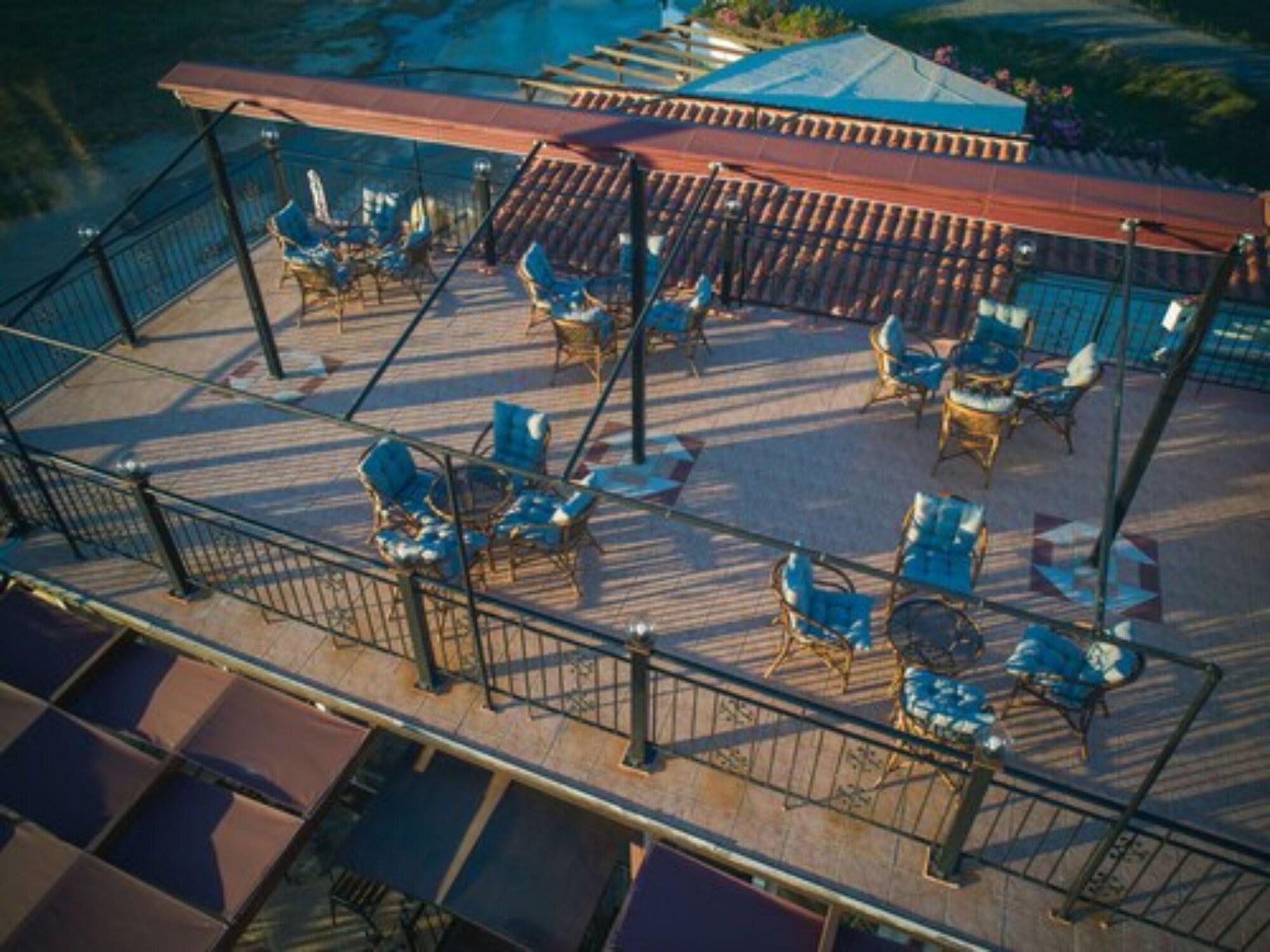 Restaurant Odos Oneiron Tavronitis Bay