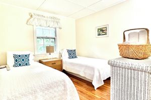 Alquiler Vacacional - Modern New Kitchen, Heated Pool! Walk to everything in East Hampton Village!