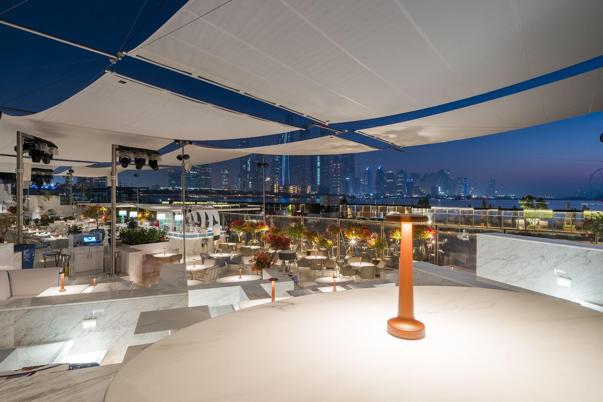 Restaurant Platinium Holiday Home at Five Residences Palm Jumeirah Dubai
