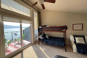 Alquiler Vacacional - Lakefront Shuswap townhouse in Scotch Creek (Buoy, private beach & pool/hot tub)