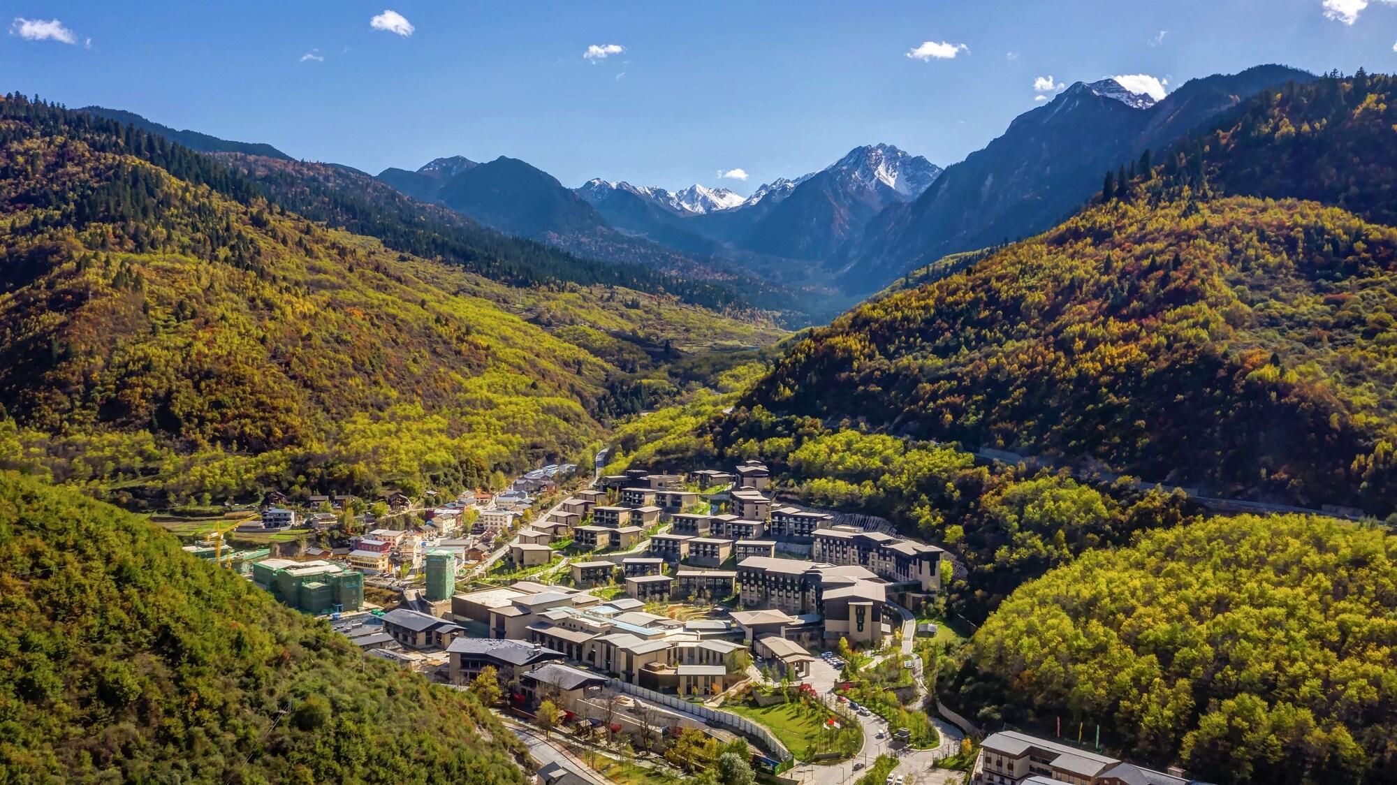 Vista Exterior Hilton Jiuzhaigou Resort