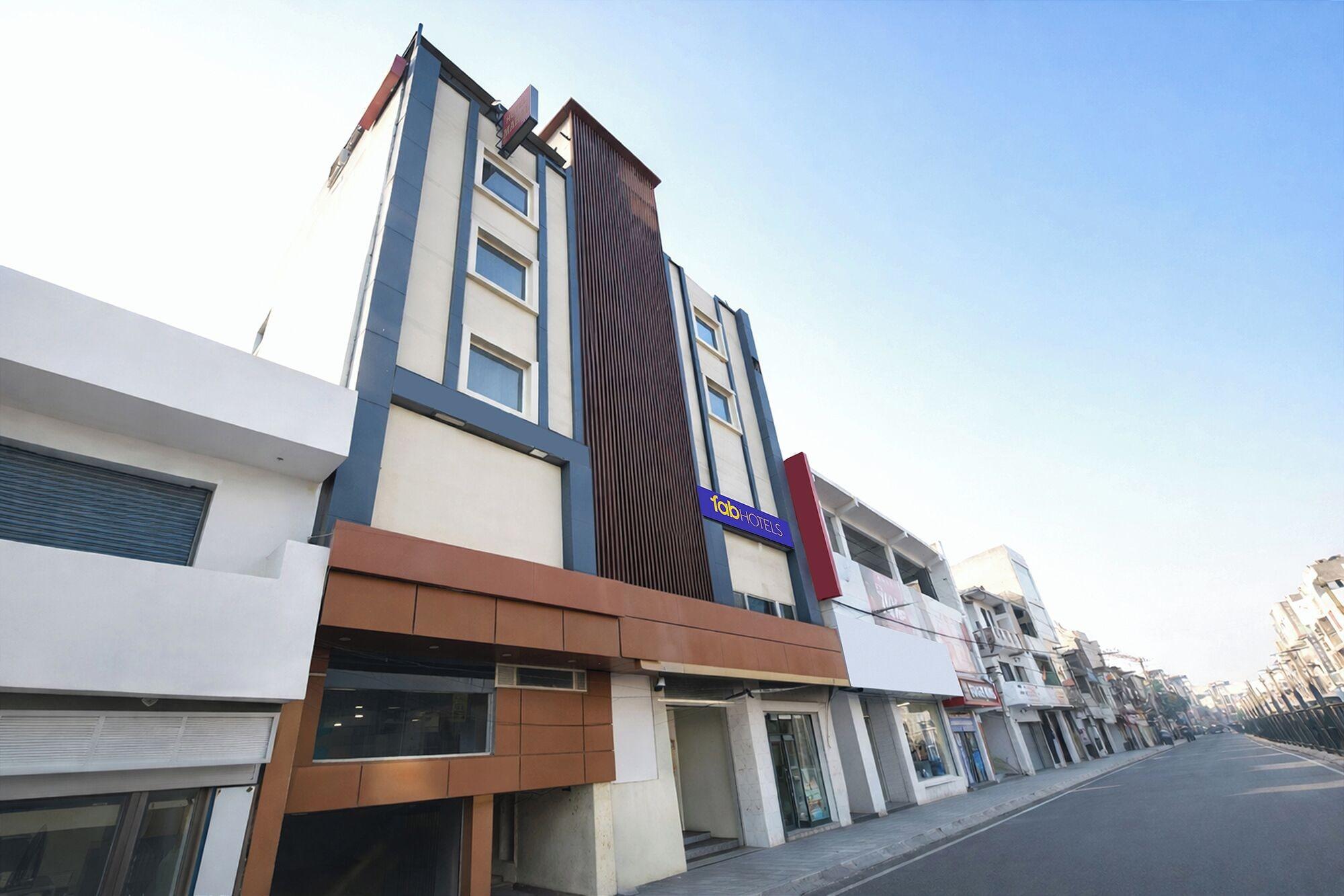 Vista Exterior Fabhotel Mahal