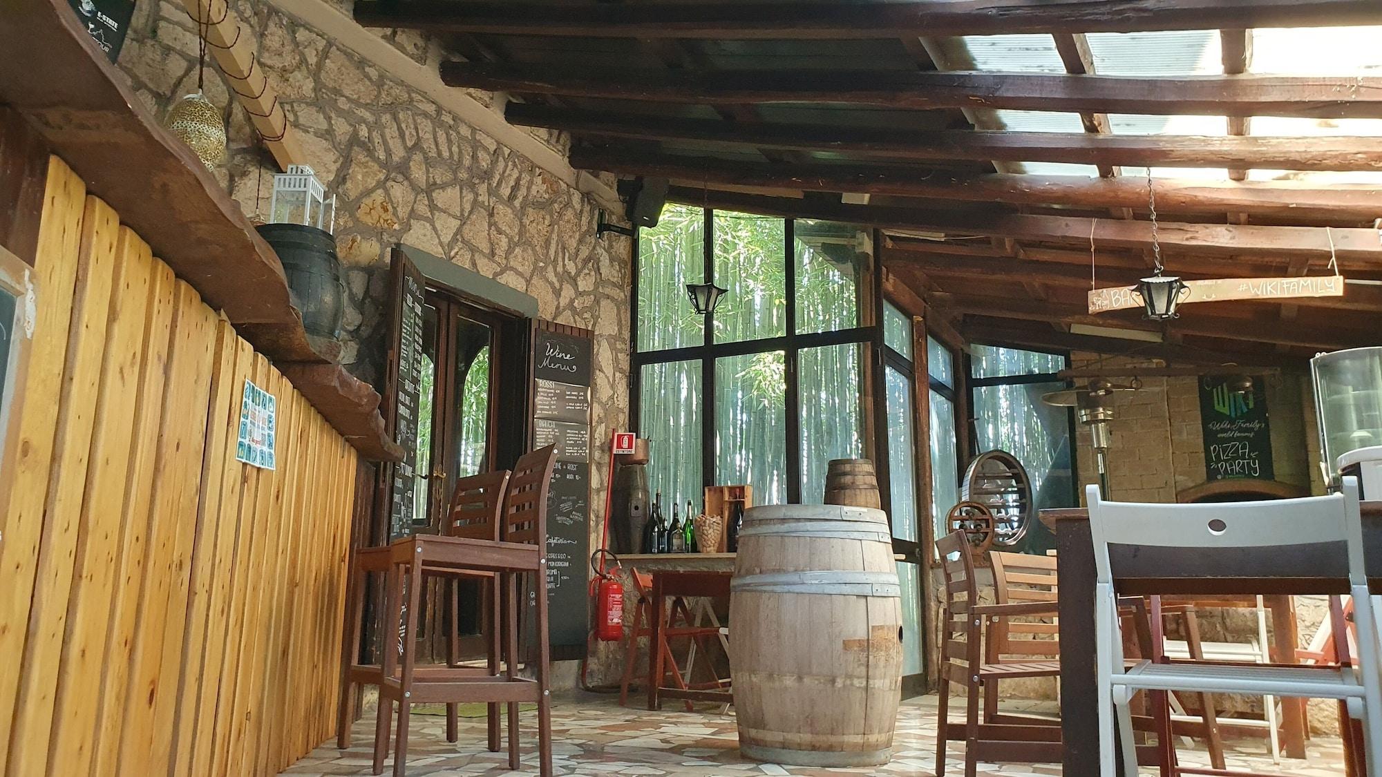 Bar/Salón Wiki Hostel & Greenvillage