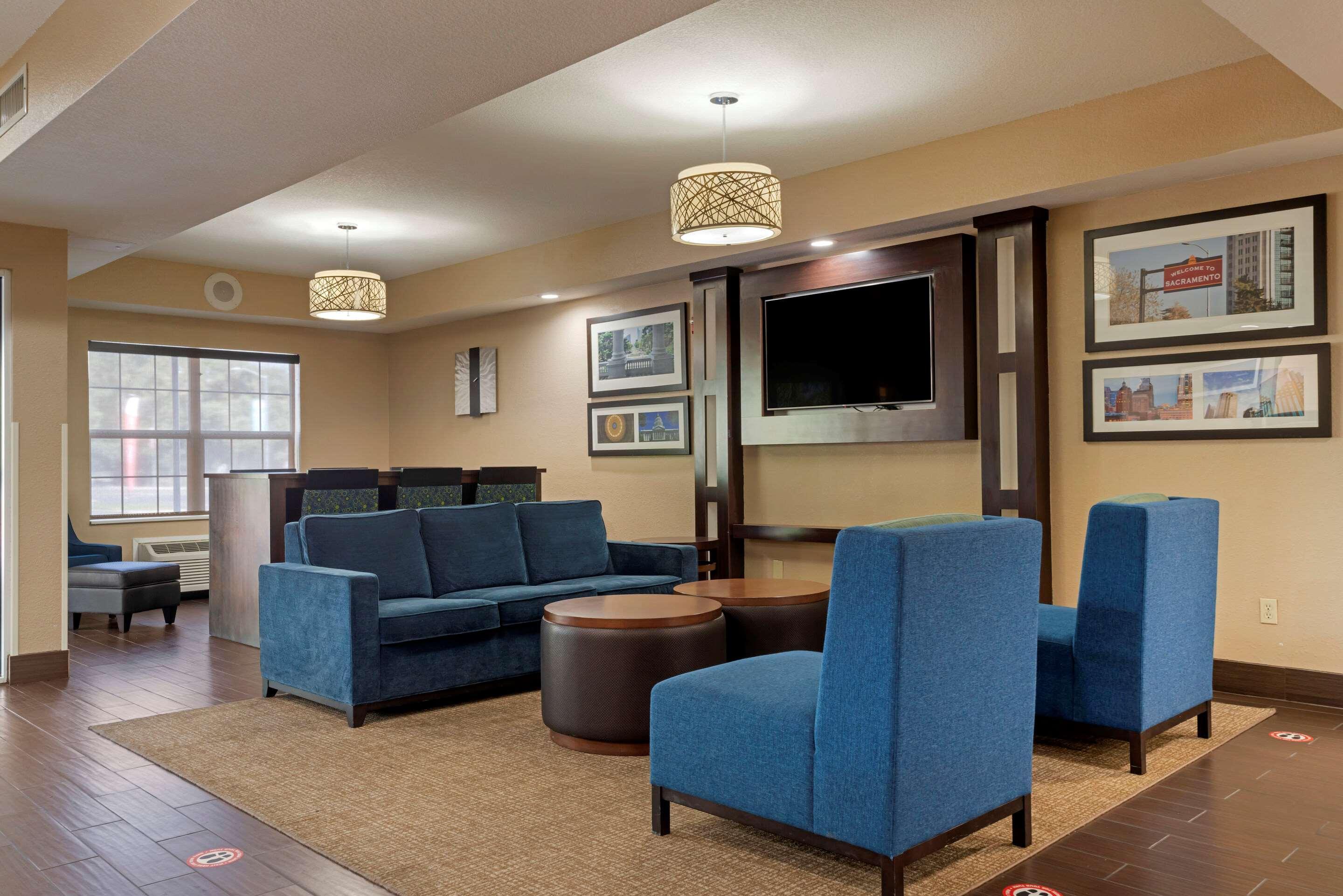 Vista Lobby Comfort Suites Downtown Sacramento