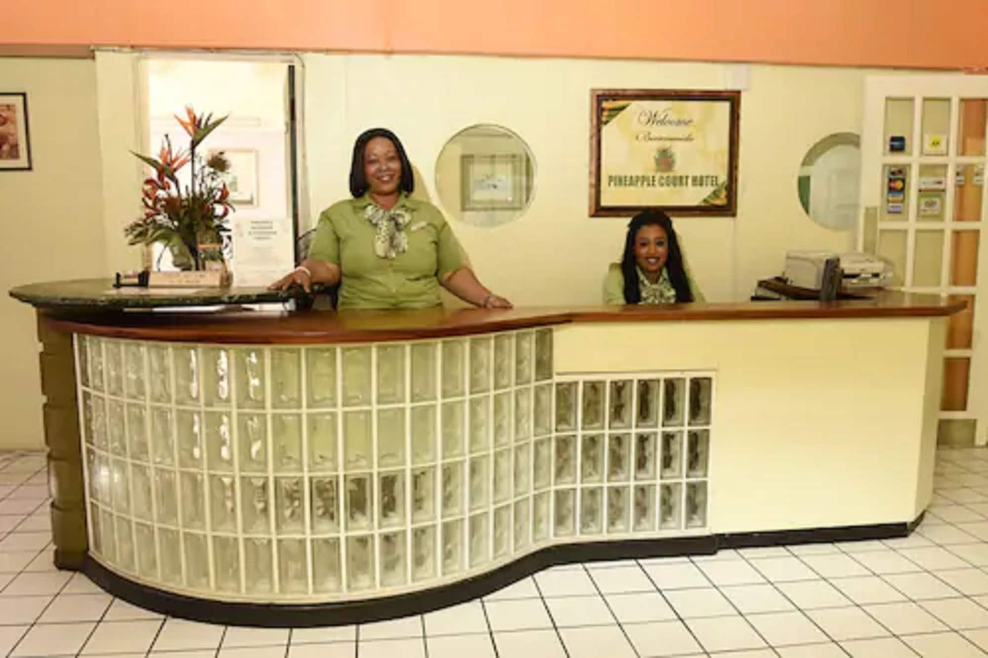 Vista Lobby Pineapple Court Hotel