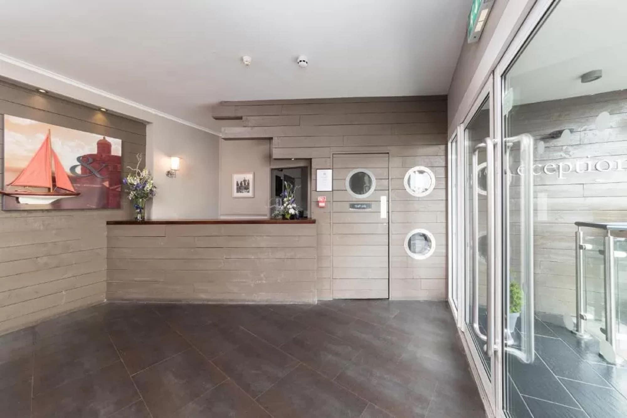 Vista Lobby The Ship and Castle