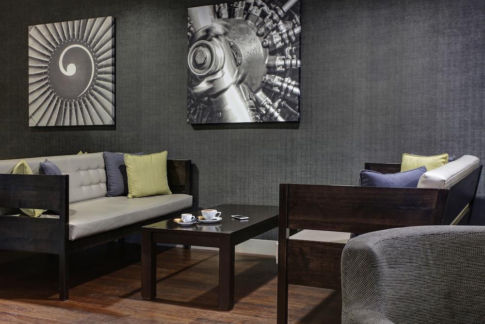 Vista Lobby Holiday Inn London - Luton Airport by IHG