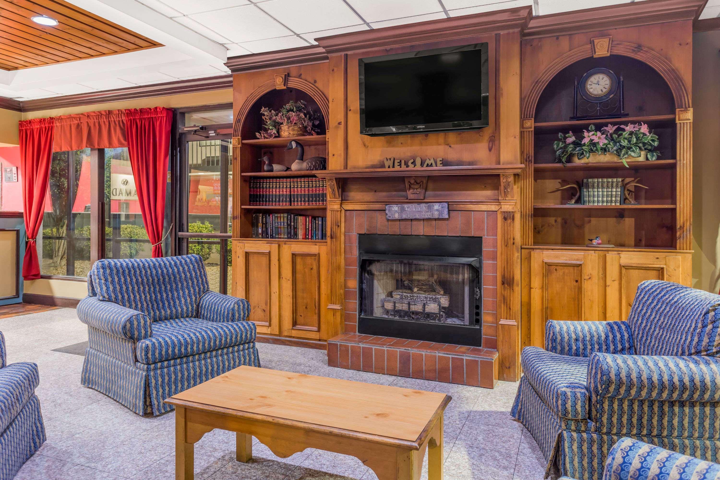 Vista Lobby Ramada by Wyndham Macon