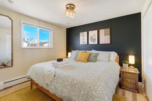 Alquiler Vacacional - Whimsical Wanderlust Hideaway - Cozy 2-BR w/ Views, King Bed & Pet-Friendly Yard