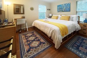 Alquiler Vacacional - Private Bed/Bath with KING Bed, FREE Wi-Fi/Parking/Snack in Relaxing Oasis