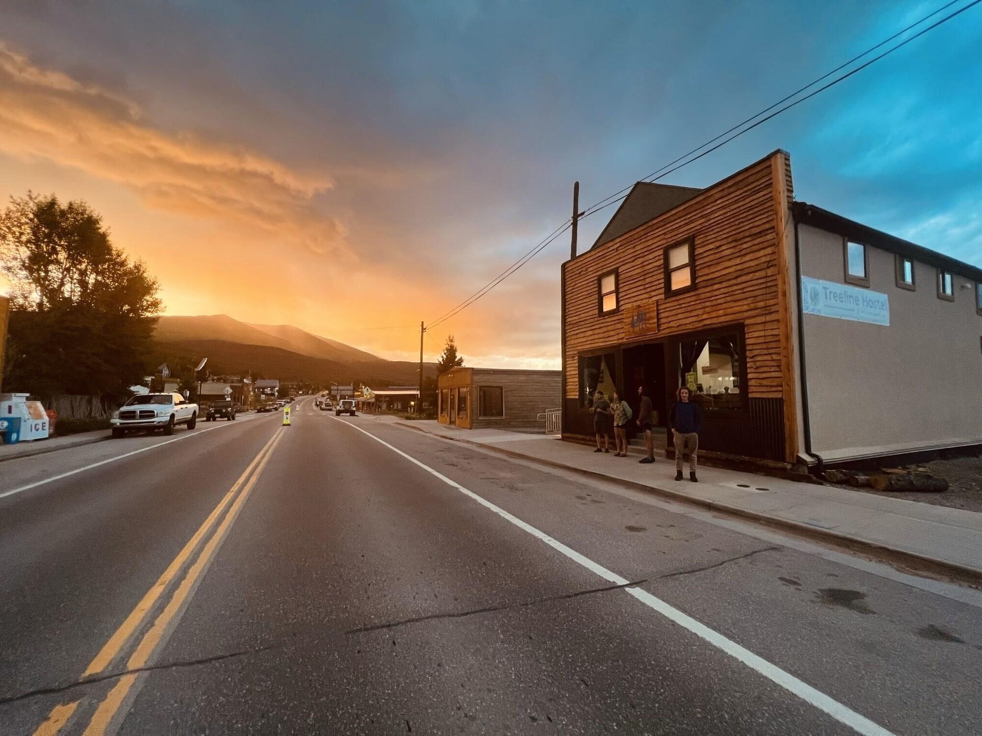 Varios Treeline Hostel