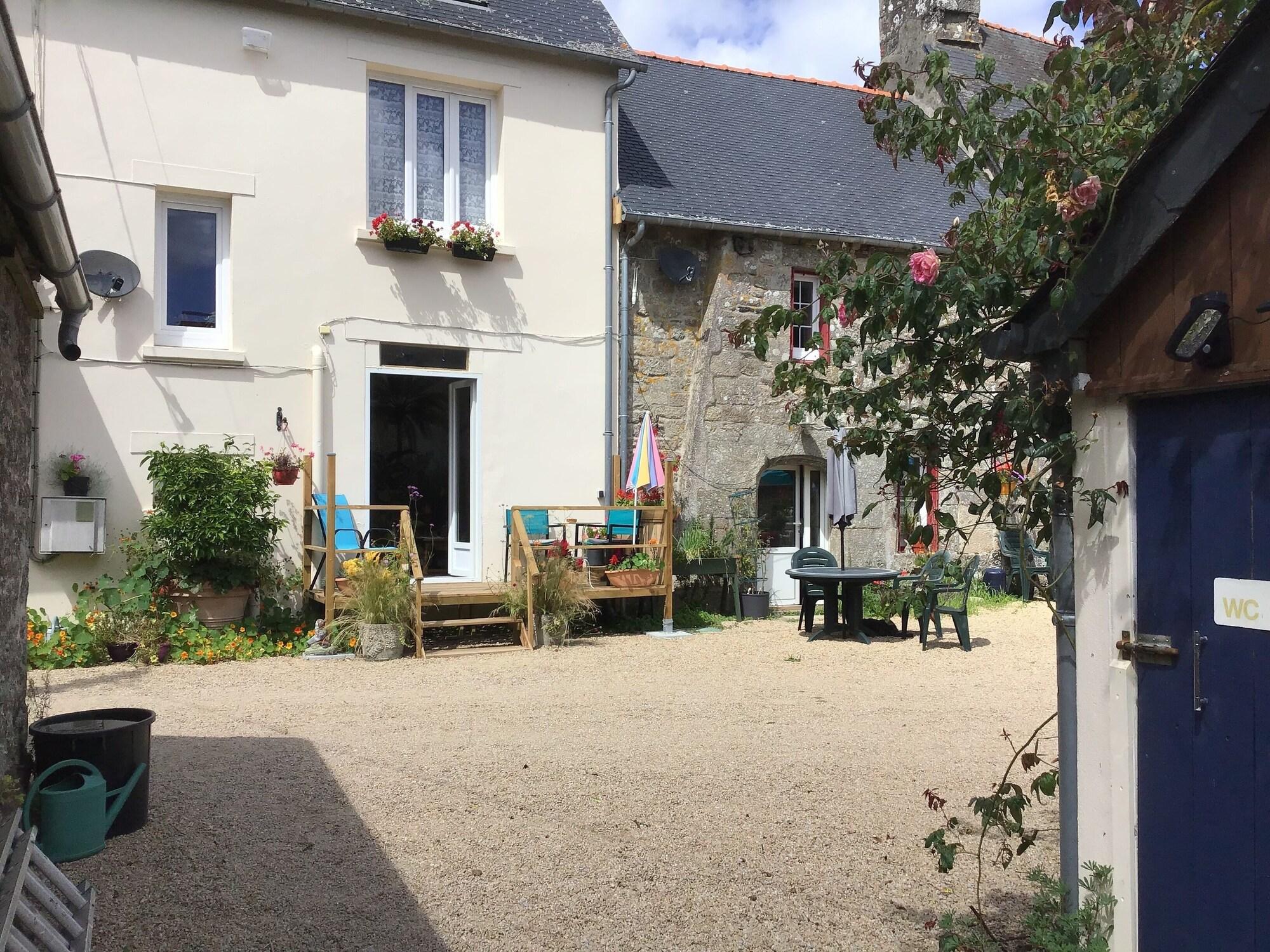 Vista Exterior Webb's of Glomel