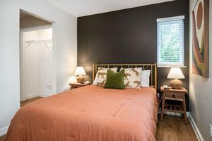 Alquiler Vacacional - Iconic Bryan Treehouse Walk to Downtown Bryan, Sleeps 16, 3rd Floor Hot Tub