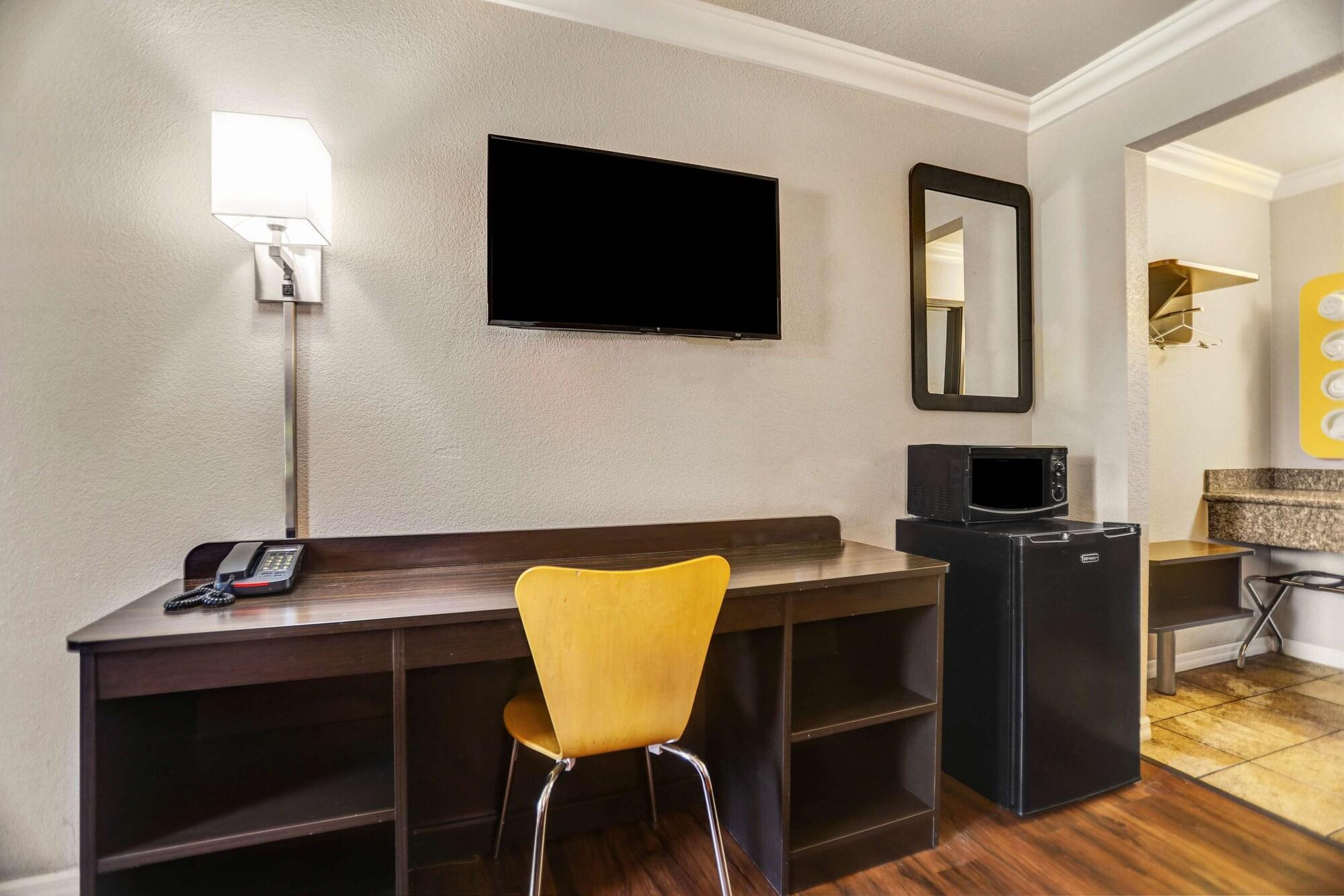 Set de Habitación Motel 6 Fresno, CA - Belmont Ave