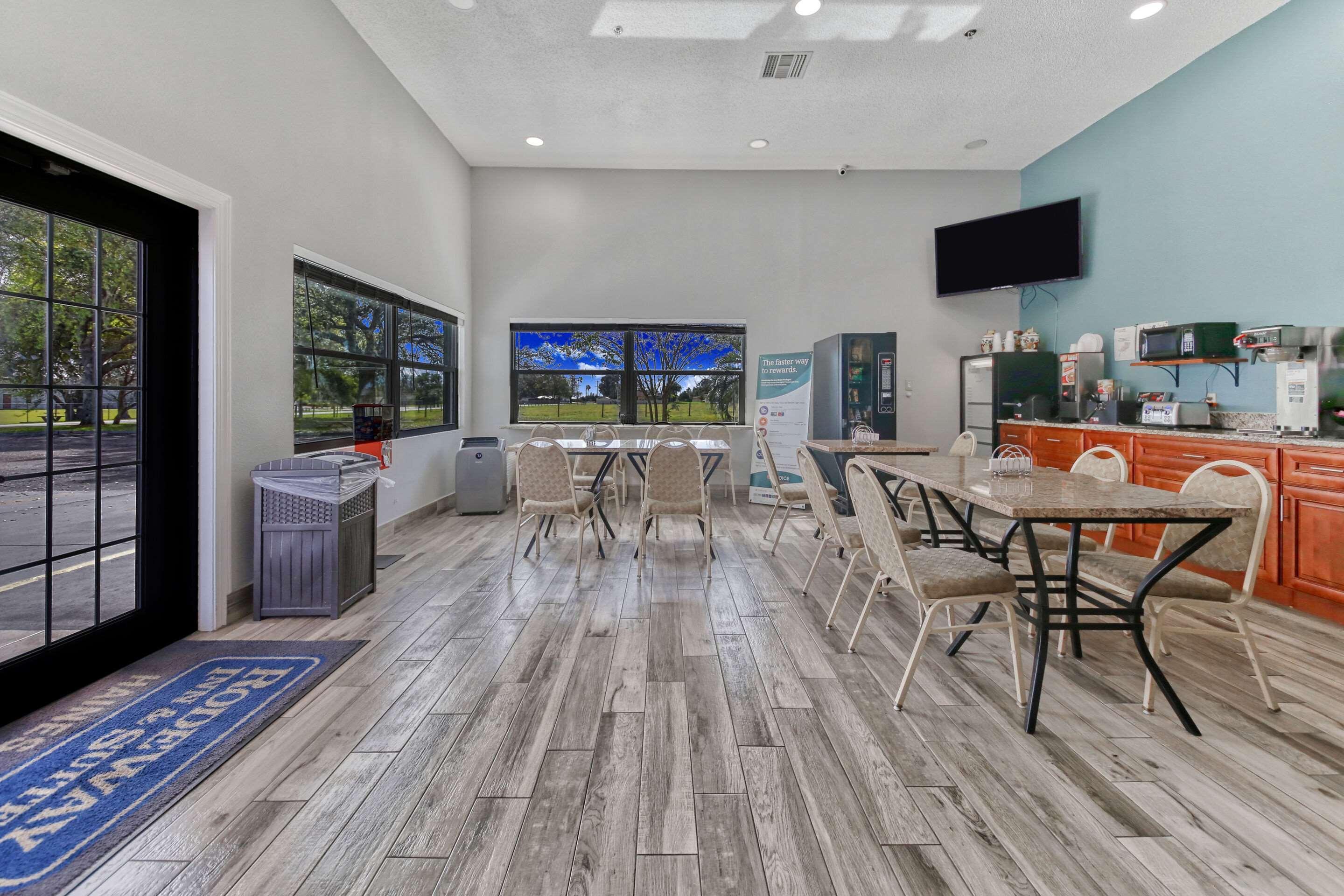 Vista Lobby Rodeway Inn & Suites Haines City