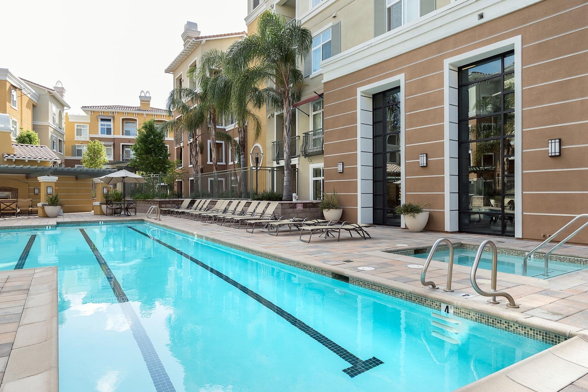 Vista Piscina Global Luxury Suites Baypointe Station
