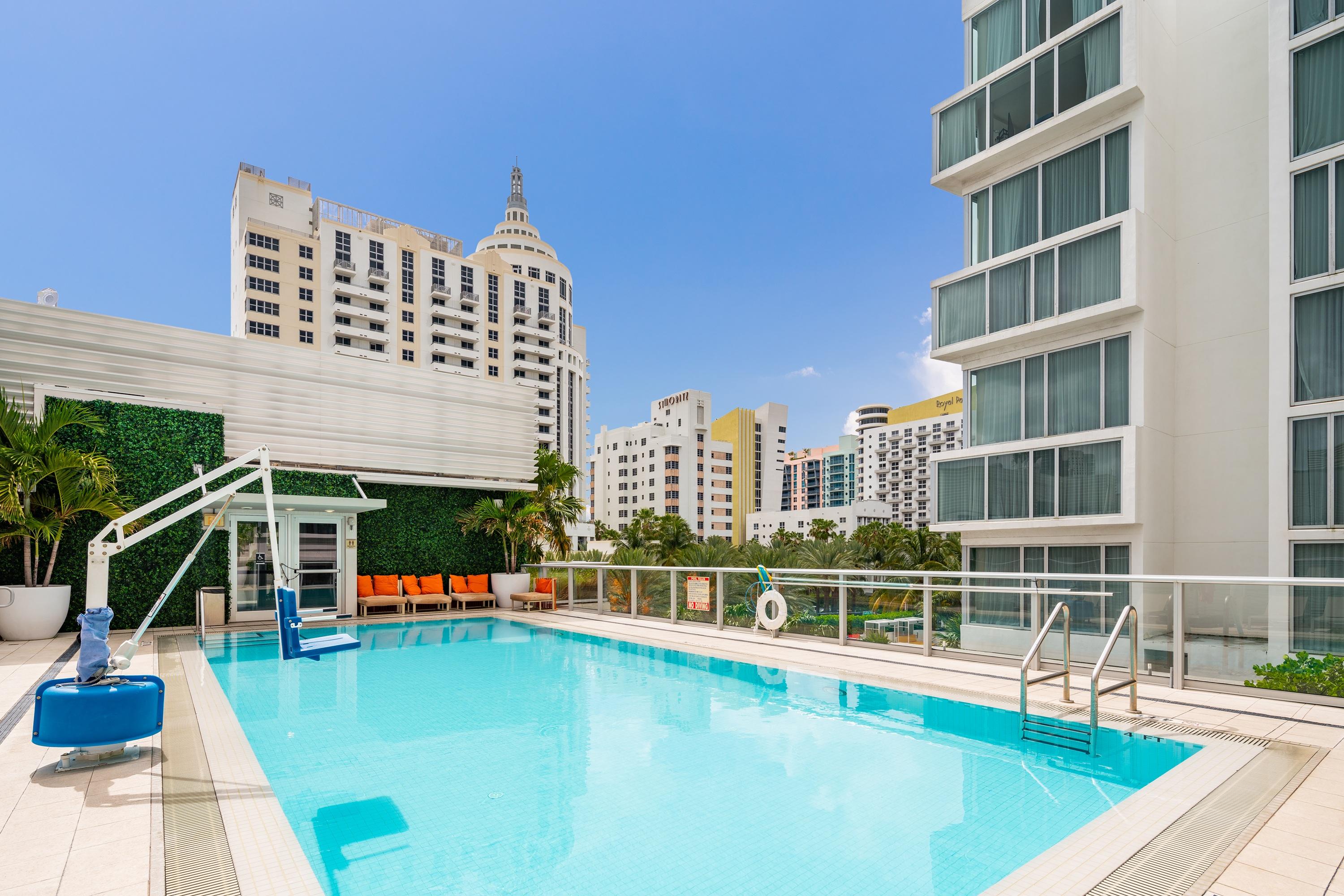 Vista Piscina Iberostar Waves Berkeley Shore