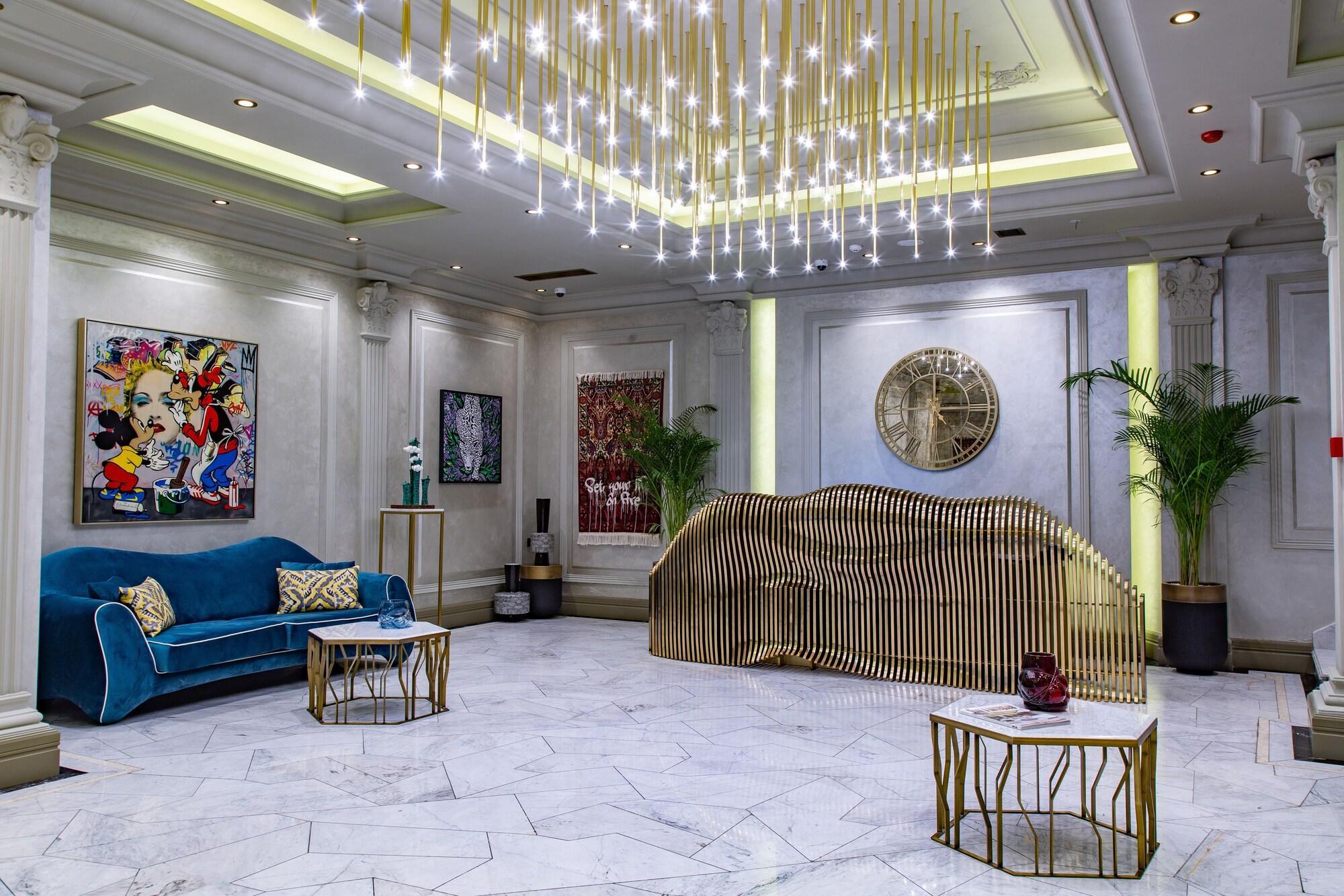 Vista Lobby Art Gallery Hotel