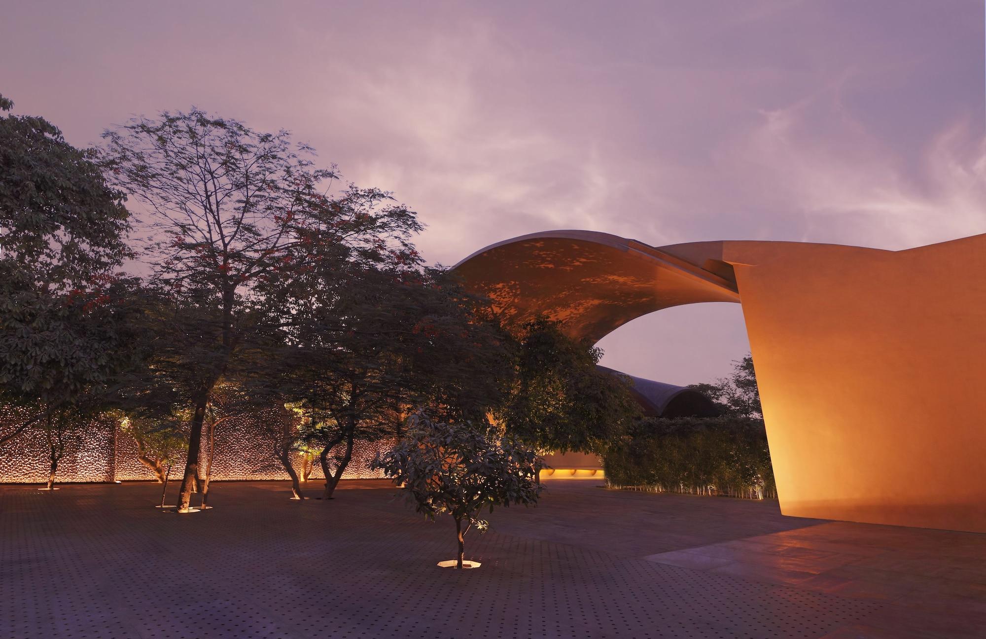 Vista Exterior The Roseate New Delhi