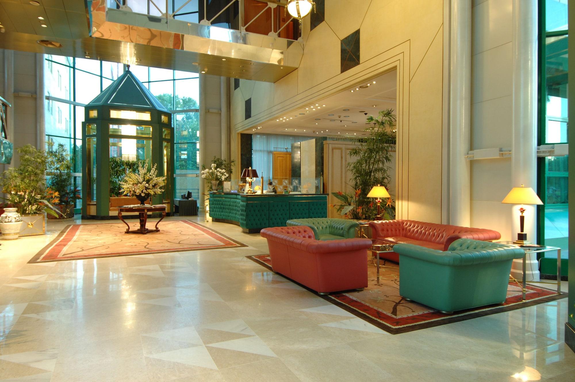 Vista Lobby Royal Garden Hotel
