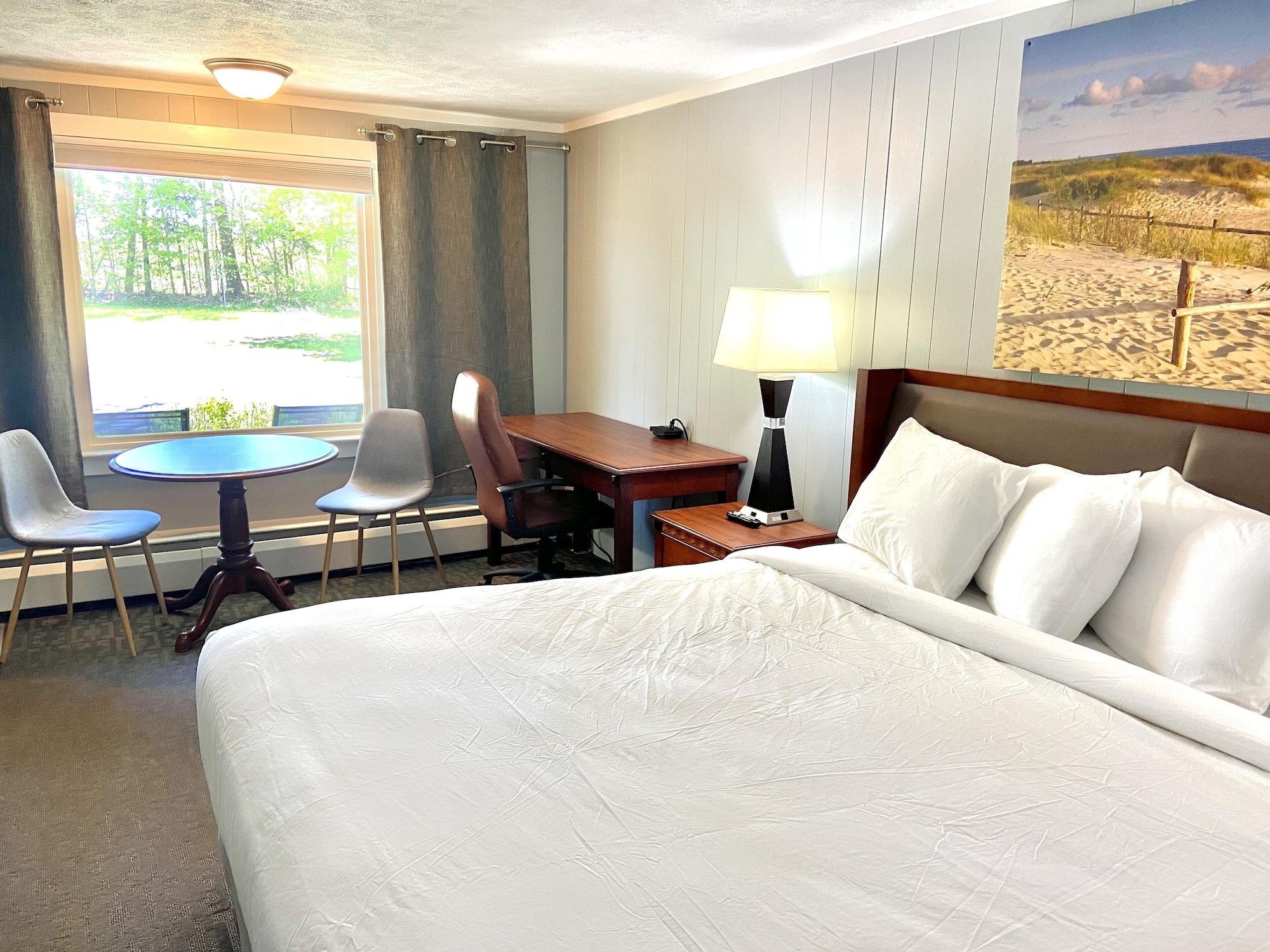 Varios Elk Rapids Lakeshore Inn