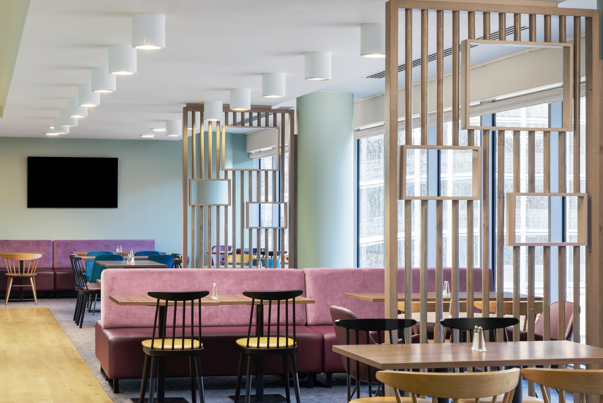 Bar/Salón Hampton by Hilton London Gatwick Airport