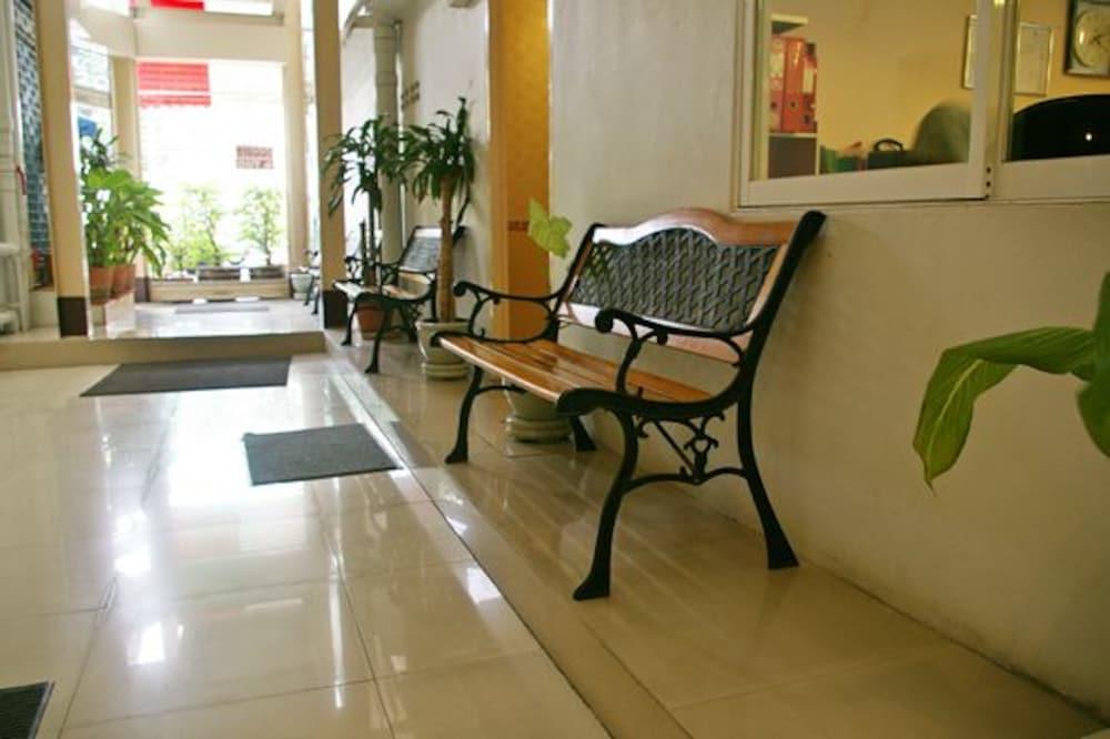 Vista Lobby Bed by Tha-Pra Hotel and Apartment
