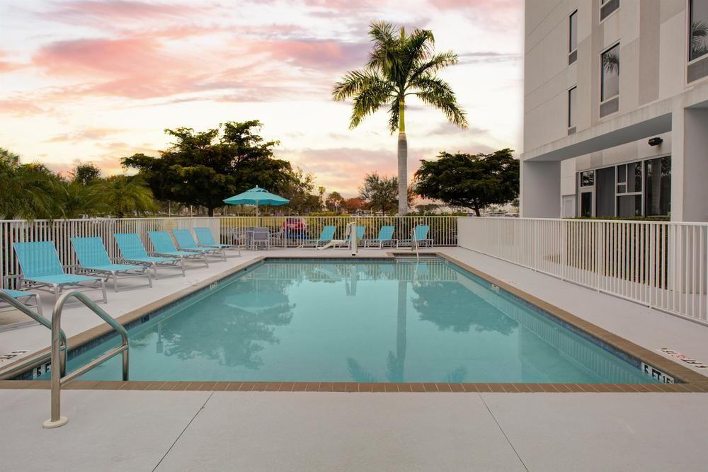 Vista da piscina Hampton Inn Suites Sarasota/Bradenton Airport
