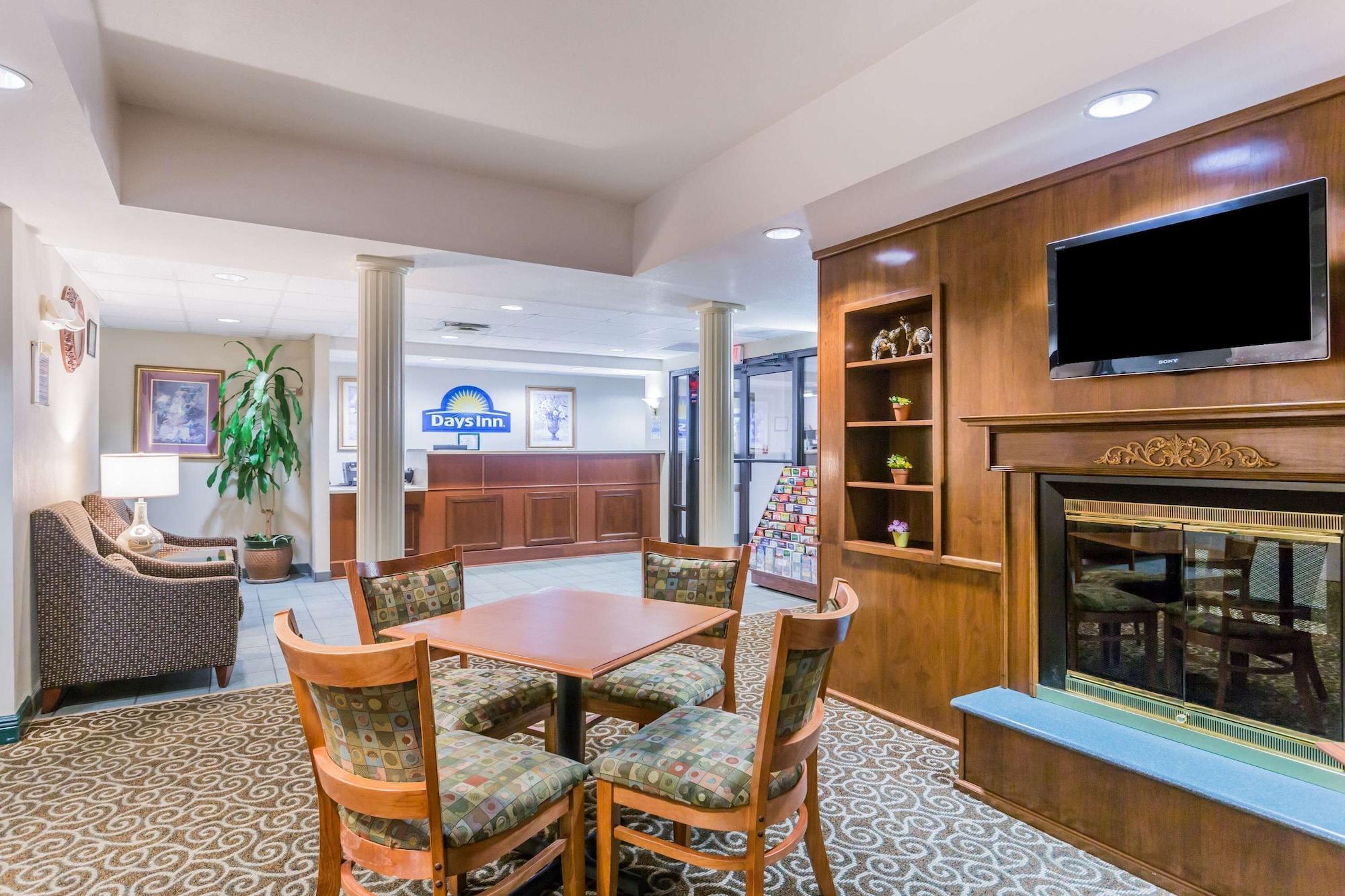 Vista Lobby Days Inn by Wyndham Chiefland